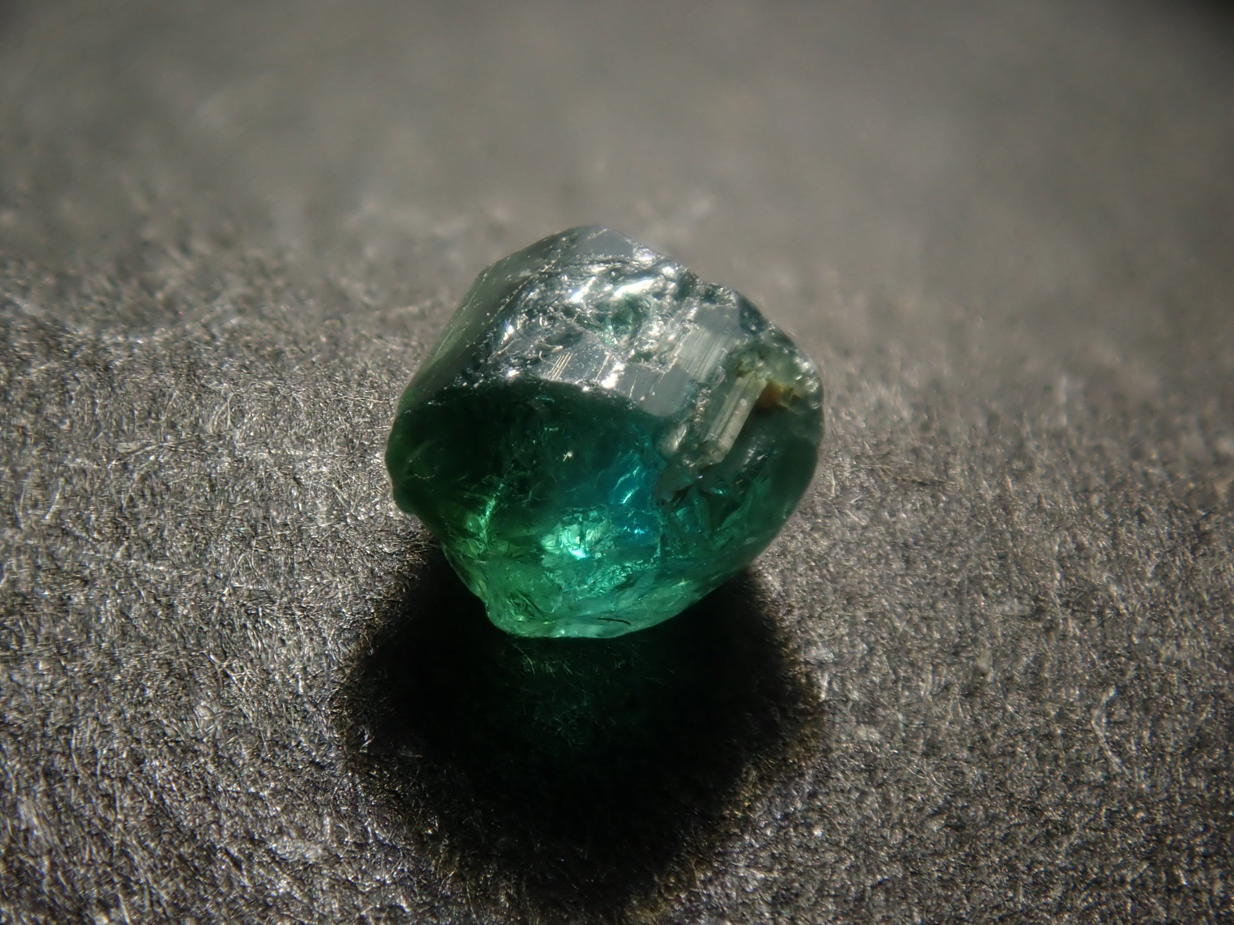 【2月2日晚間10點開始販售】【限量10顆】帕拉伊巴碧璽和角晶石原石扭蛋【多買有優惠】