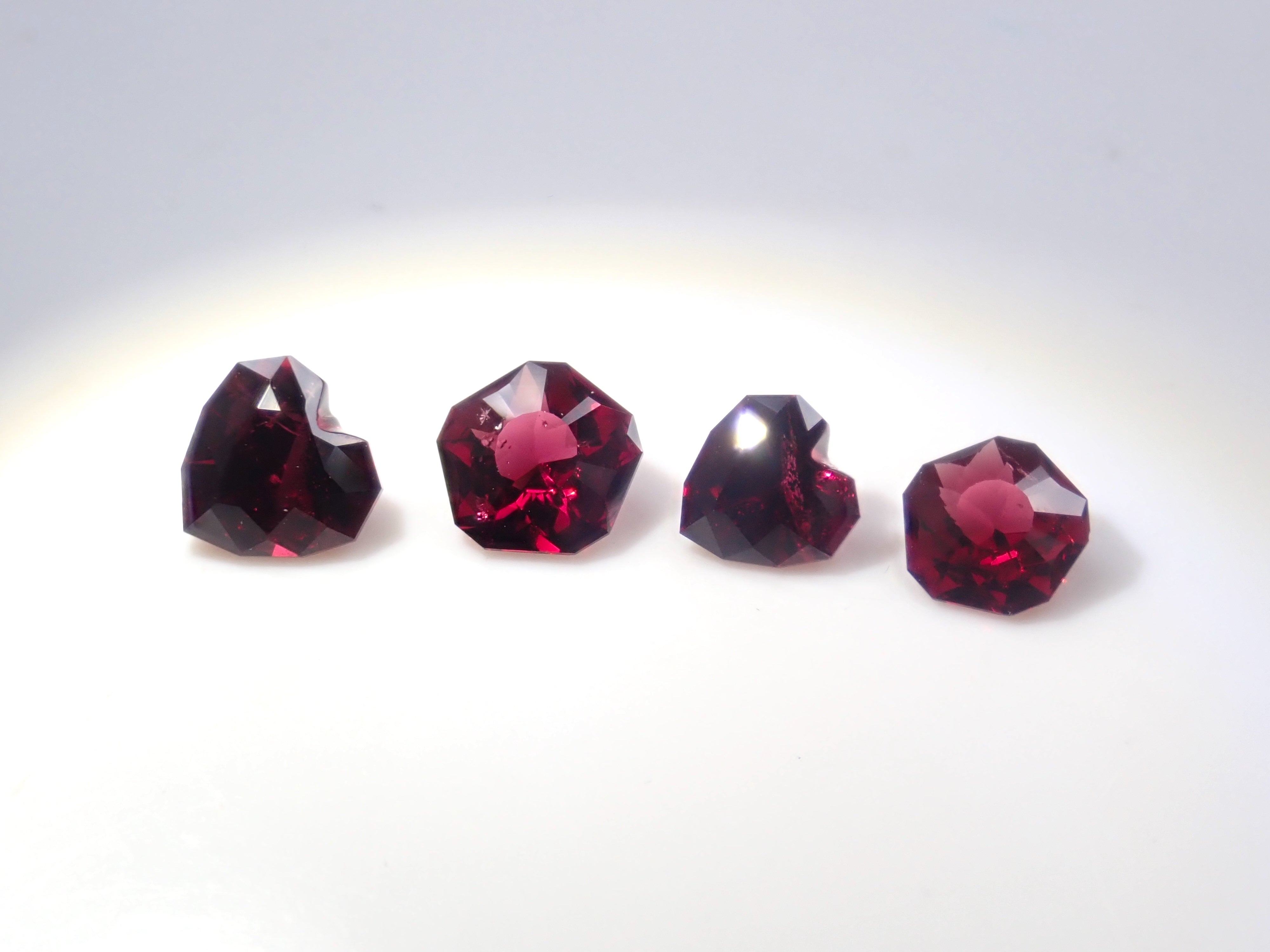 僅限 13 顆寶石 Gem gacha💎 美麗的彩色坦桑石 7 毫米,特殊切割的榍石,金綠寶石(大量內含物) 1 顆散石 可享受多次購買折扣