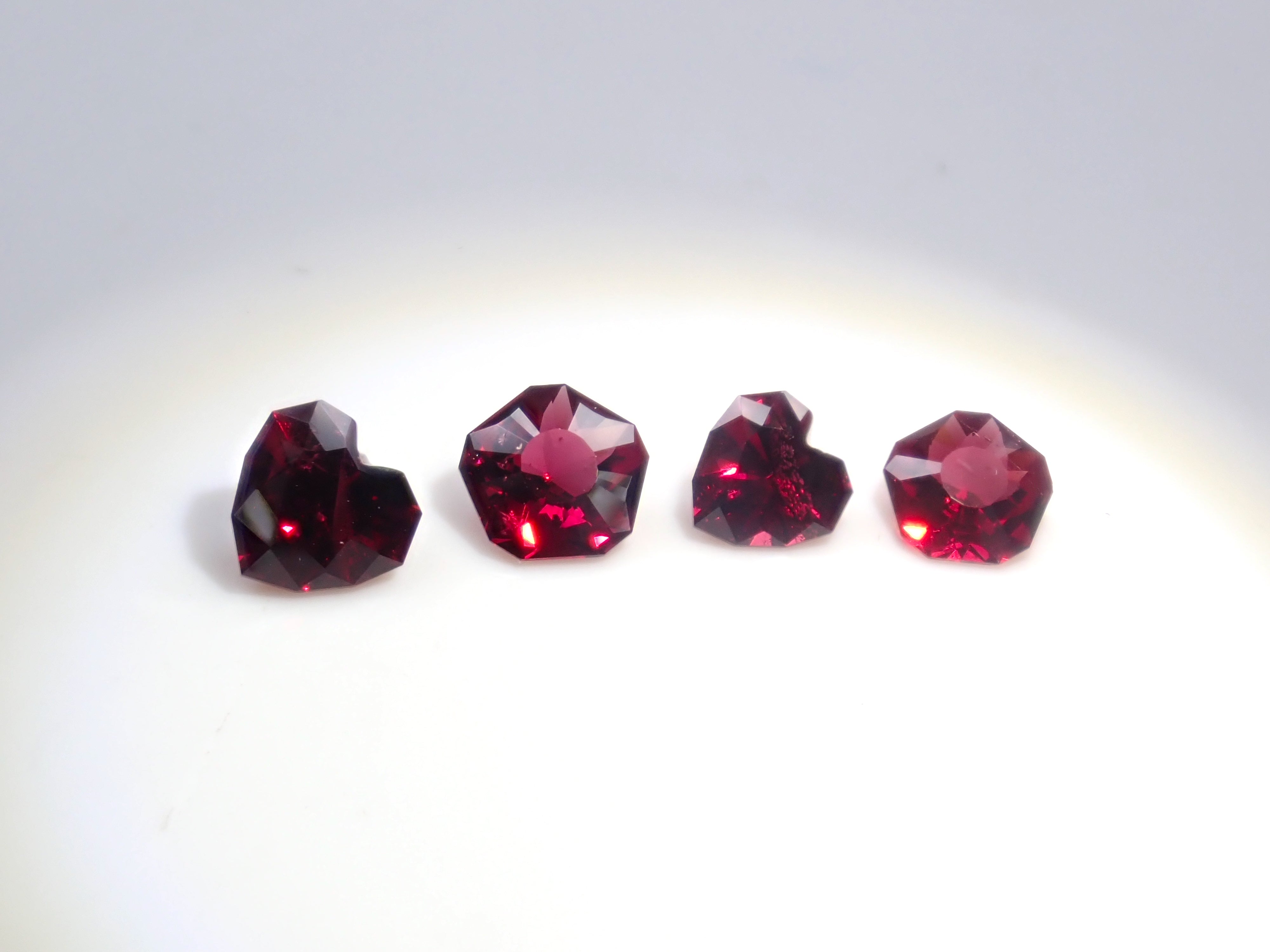 僅限 13 顆寶石 Gem gacha💎 美麗的彩色坦桑石 7 毫米,特殊切割的榍石,金綠寶石(大量內含物) 1 顆散石 可享受多次購買折扣