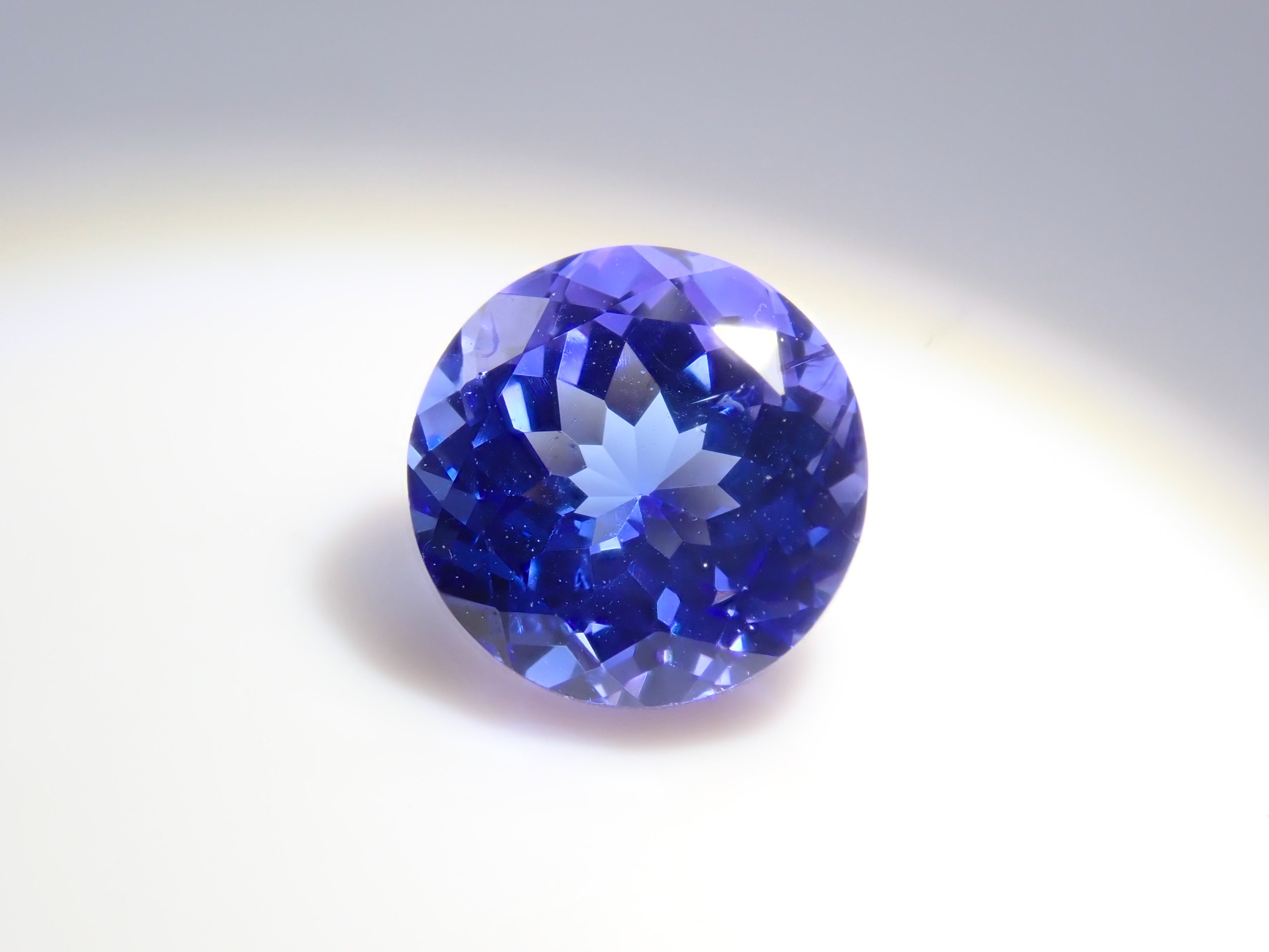 僅限 13 顆寶石 Gem gacha💎 美麗的彩色坦桑石 7 毫米,特殊切割的榍石,金綠寶石(大量內含物) 1 顆散石 可享受多次購買折扣