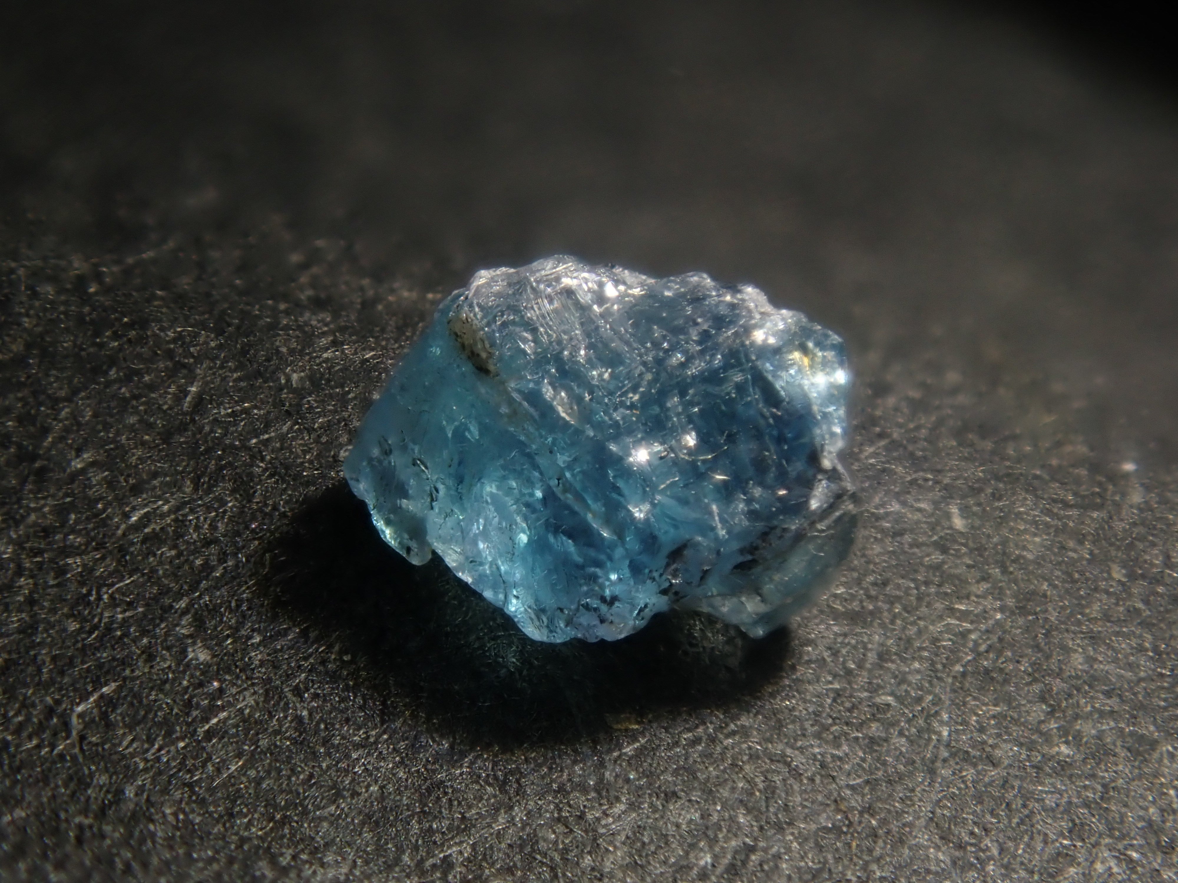 【2月2日晚間10點開始販售】【限量10顆】帕拉伊巴碧璽和角晶石原石扭蛋【多買有優惠】