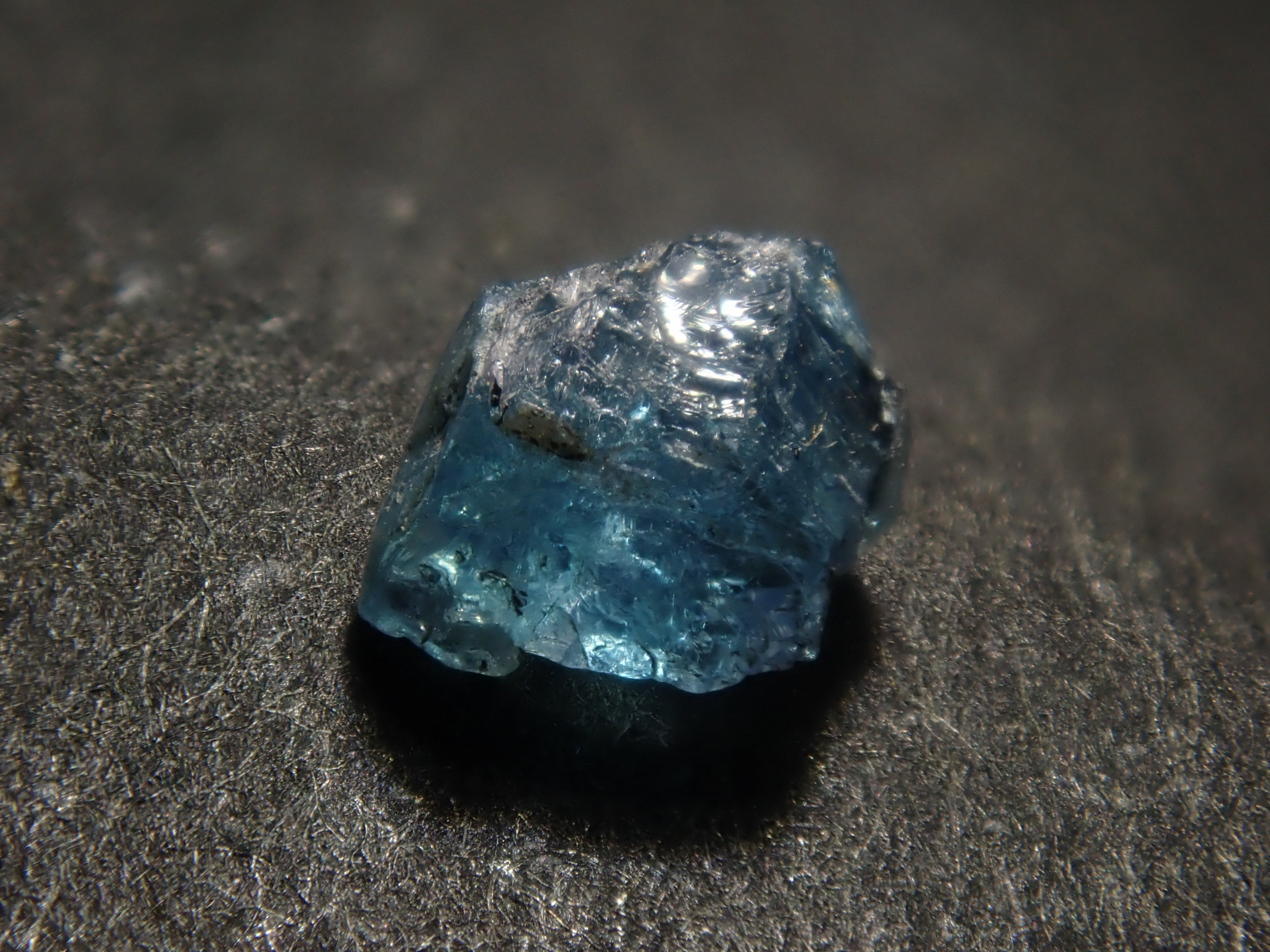 【2月2日晚間10點開始販售】【限量10顆】帕拉伊巴碧璽和角晶石原石扭蛋【多買有優惠】