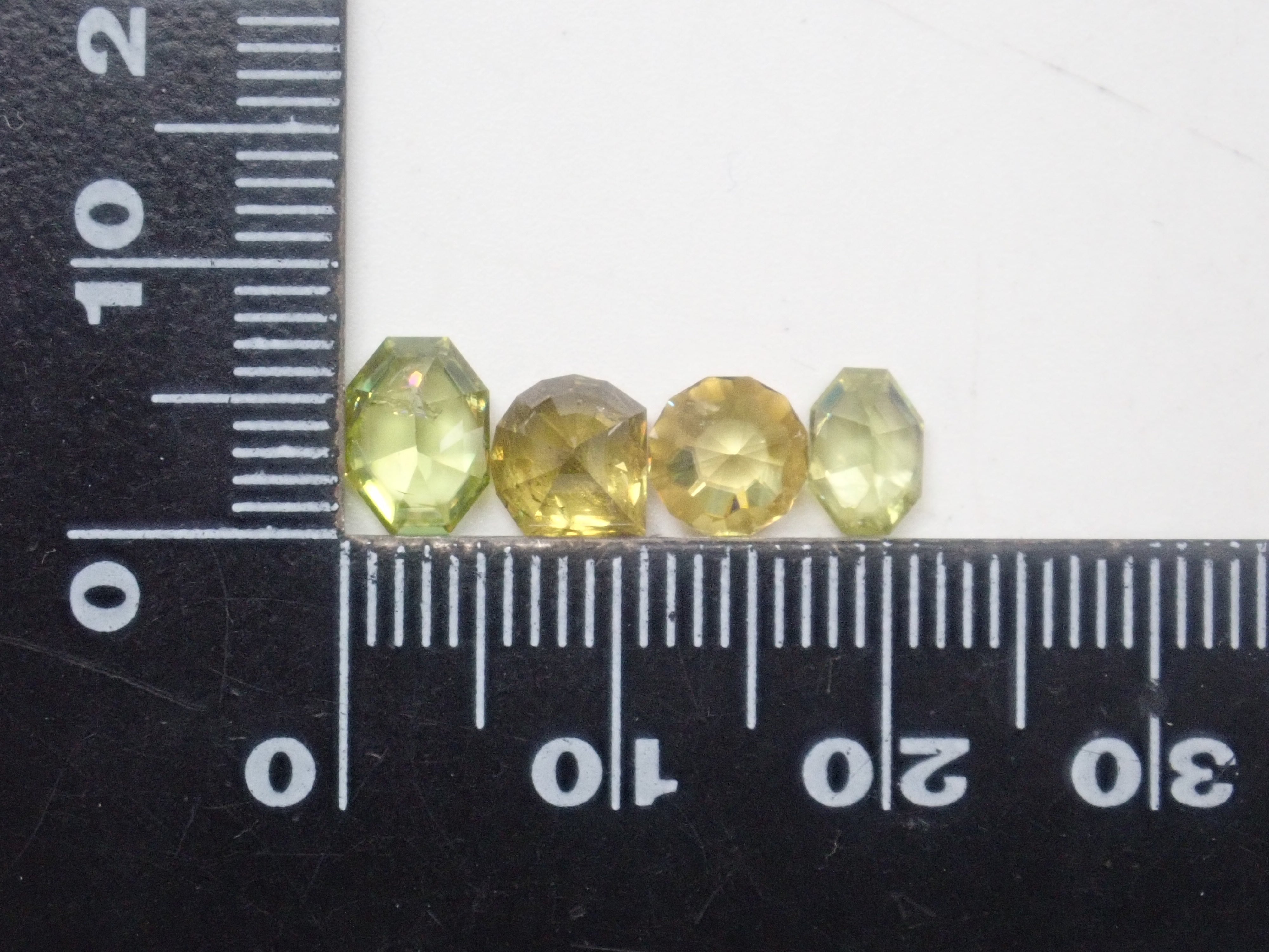 僅限 13 顆寶石 Gem gacha💎 美麗的彩色坦桑石 7 毫米,特殊切割的榍石,金綠寶石(大量內含物) 1 顆散石 可享受多次購買折扣