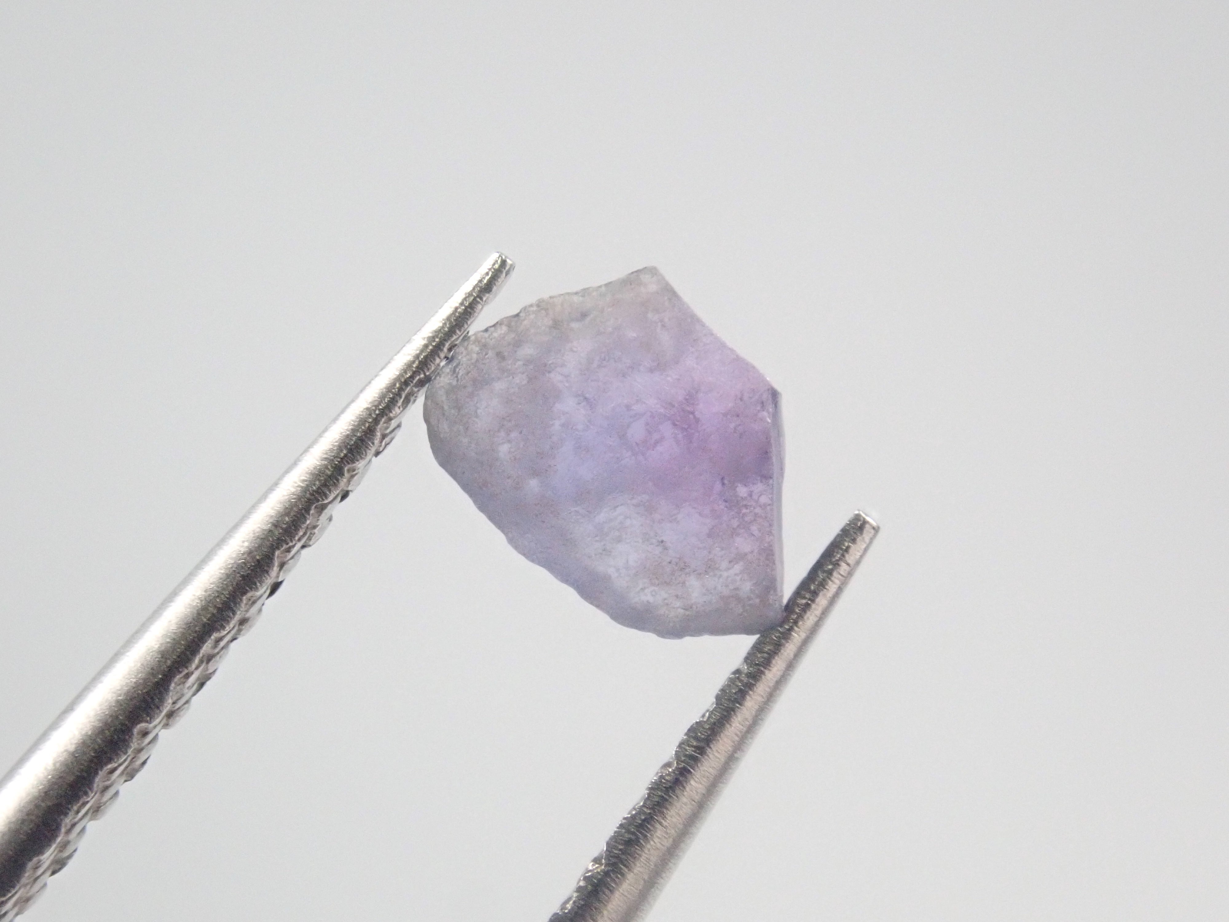 限量10顆寶石:1顆未經熱處理約戈藍寶石原石。多件購買可享折扣。