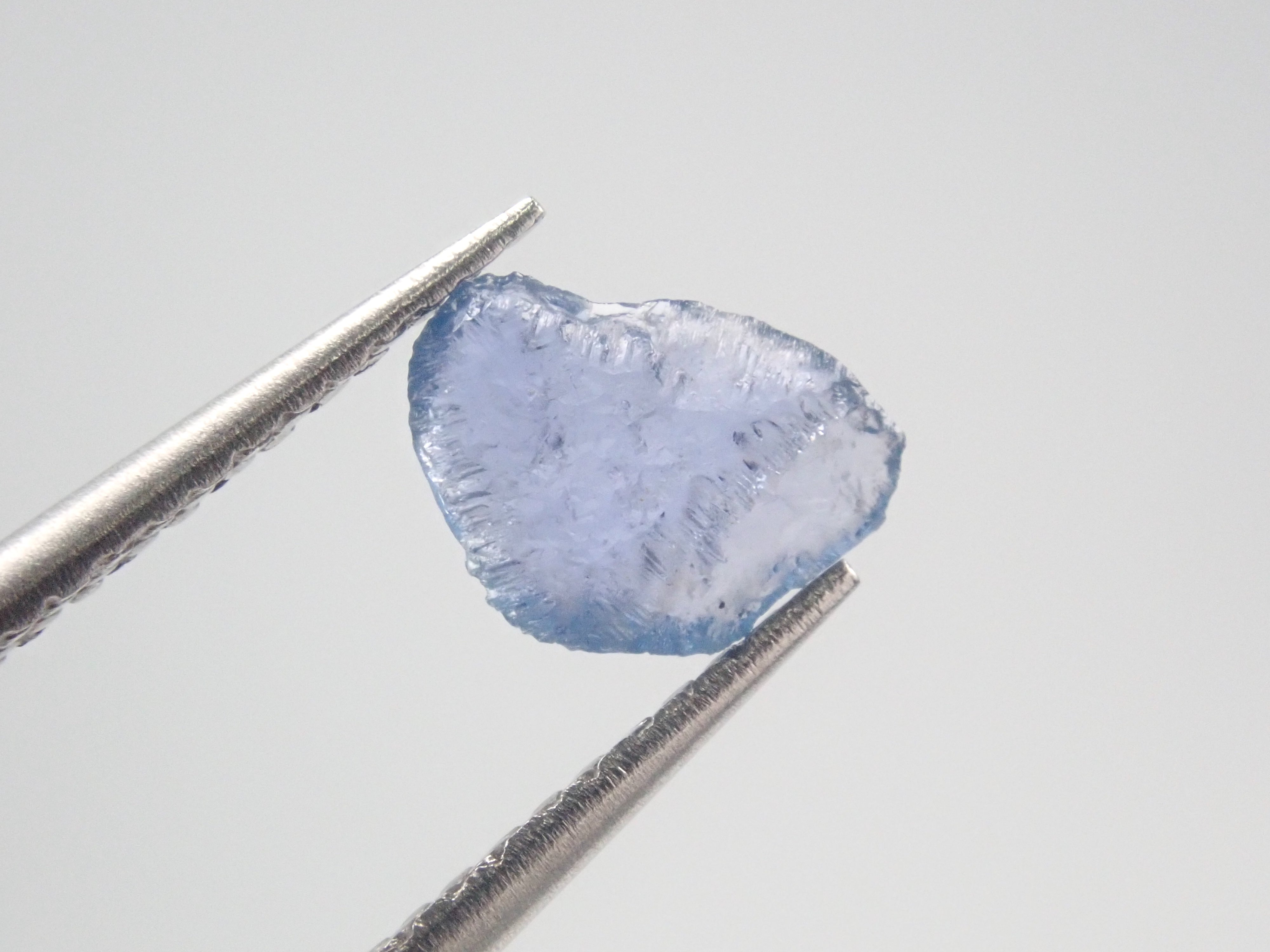 限量10顆寶石:1顆未經熱處理約戈藍寶石原石。多件購買可享折扣。