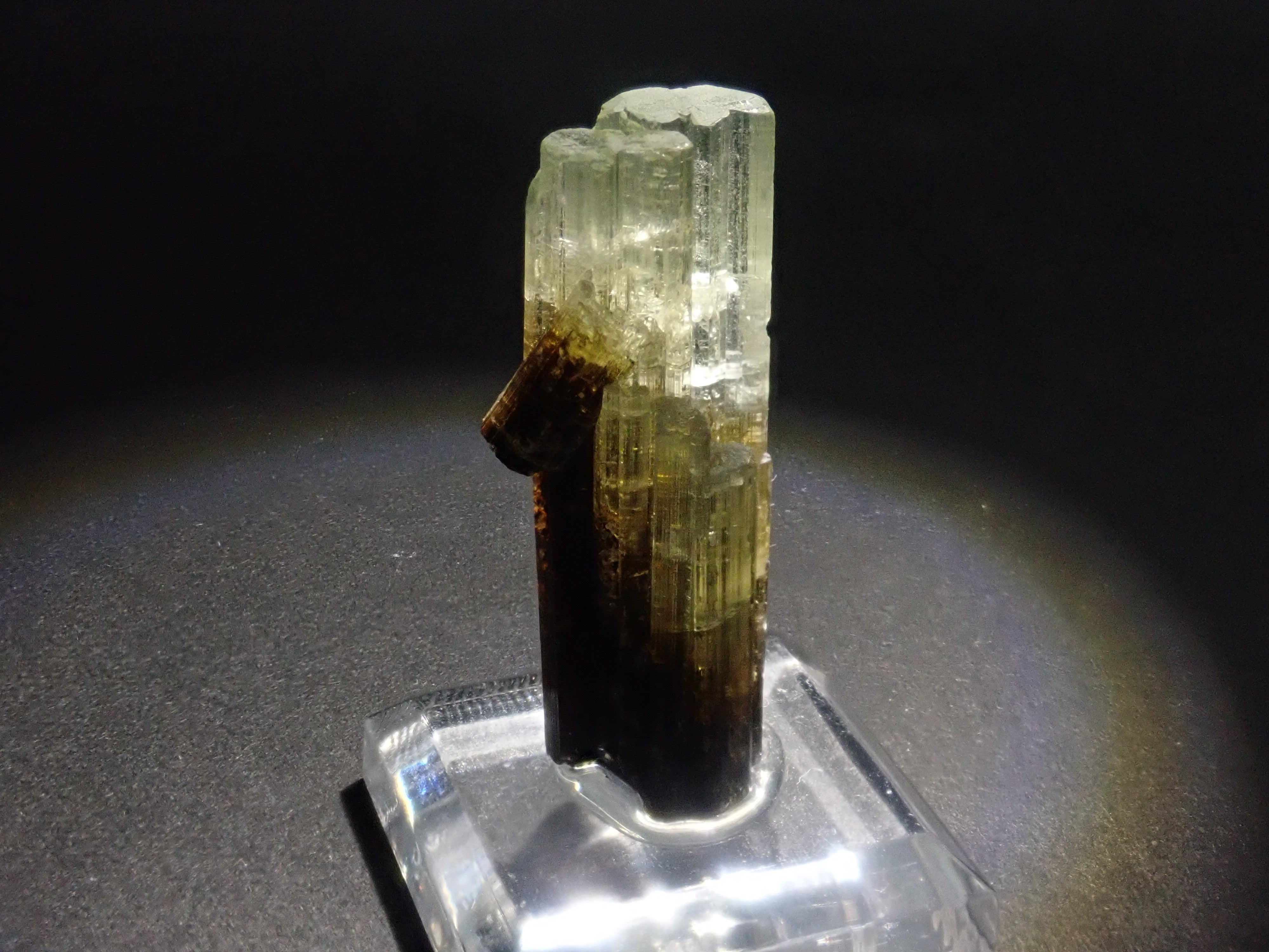 タンザニア産ドラバイト原石 24.5×10.5×7.7mm【宝石図鑑掲載】