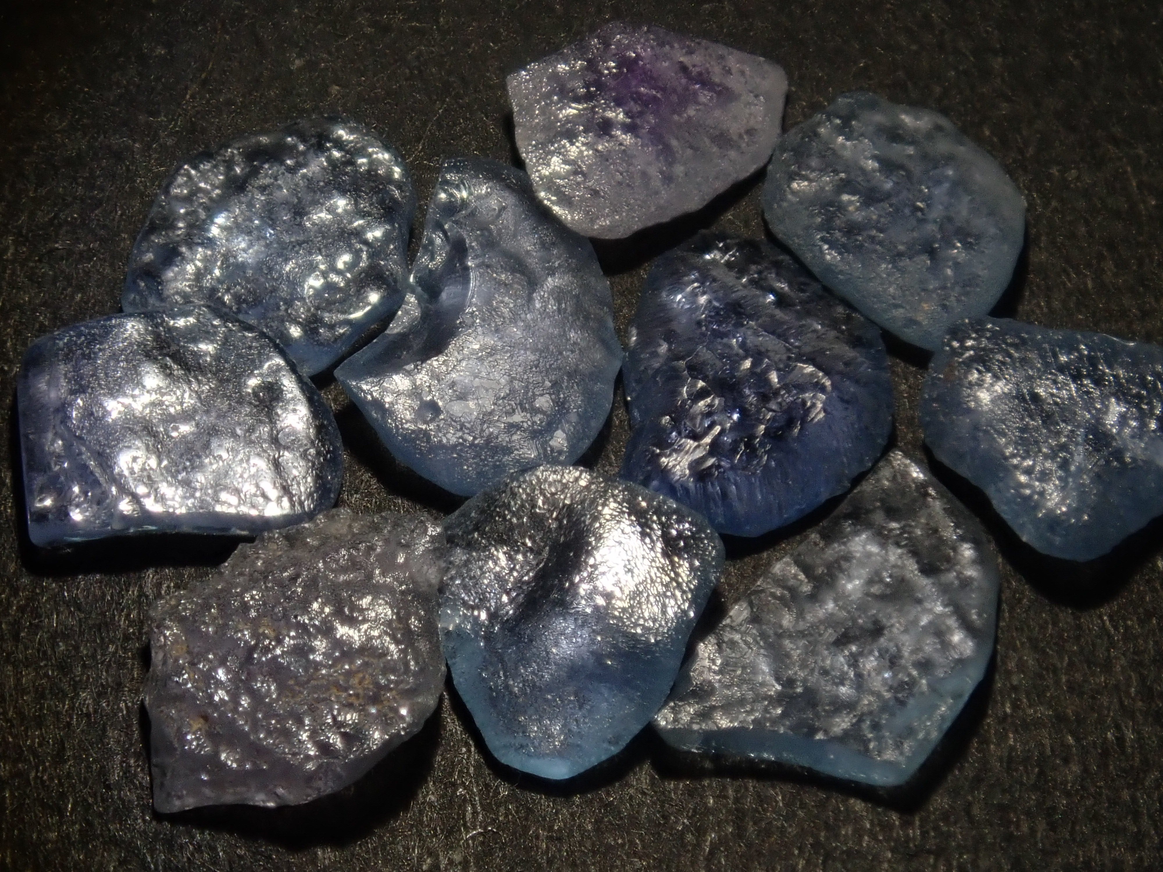限量10顆寶石:1顆未經熱處理約戈藍寶石原石。多件購買可享折扣。