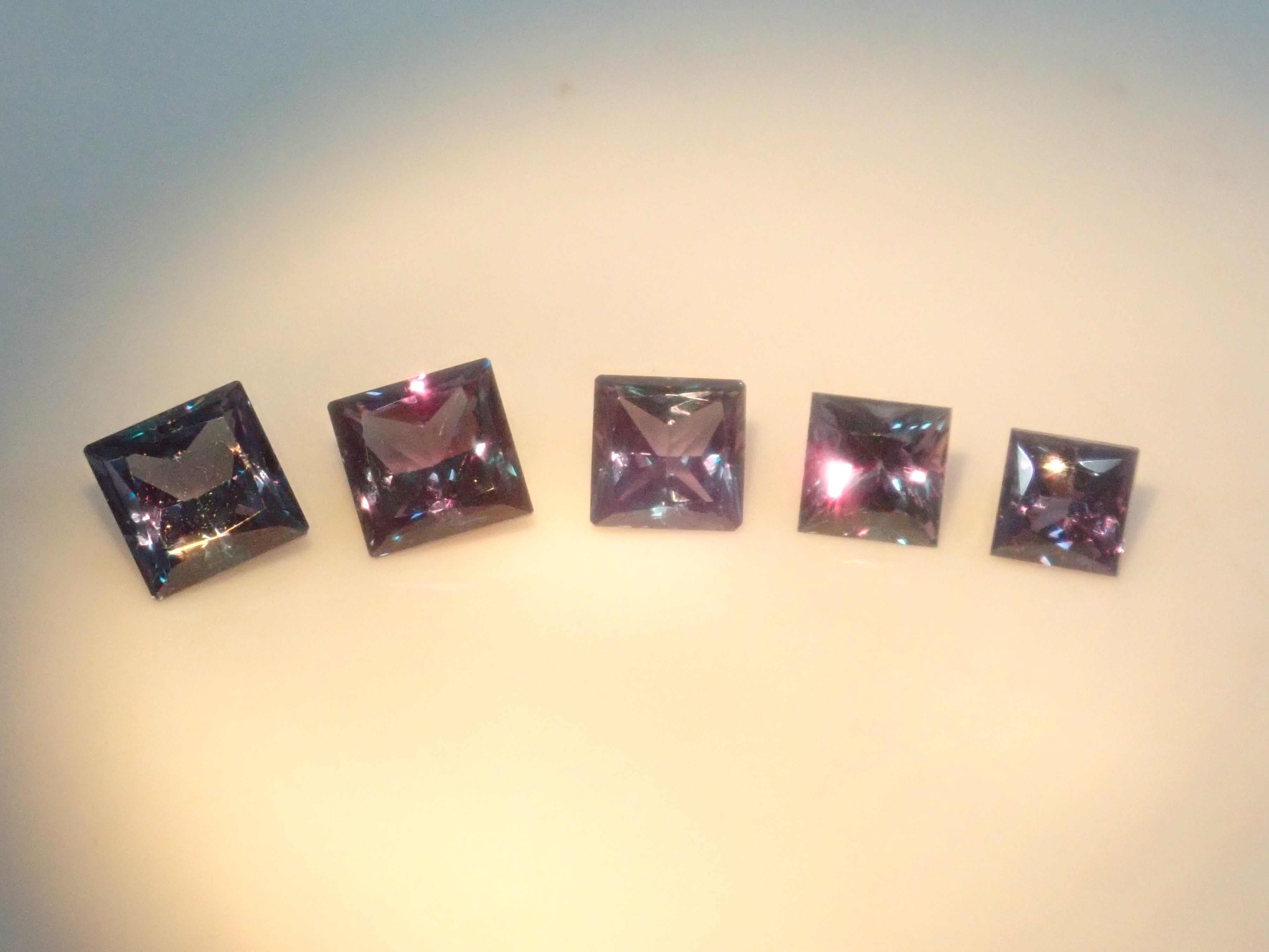 【2/23 22時販売】《限定5石》合成アレキサンドライトガチャ(プリンセスカット,3.5-4.5mm)《複数購入割引有》