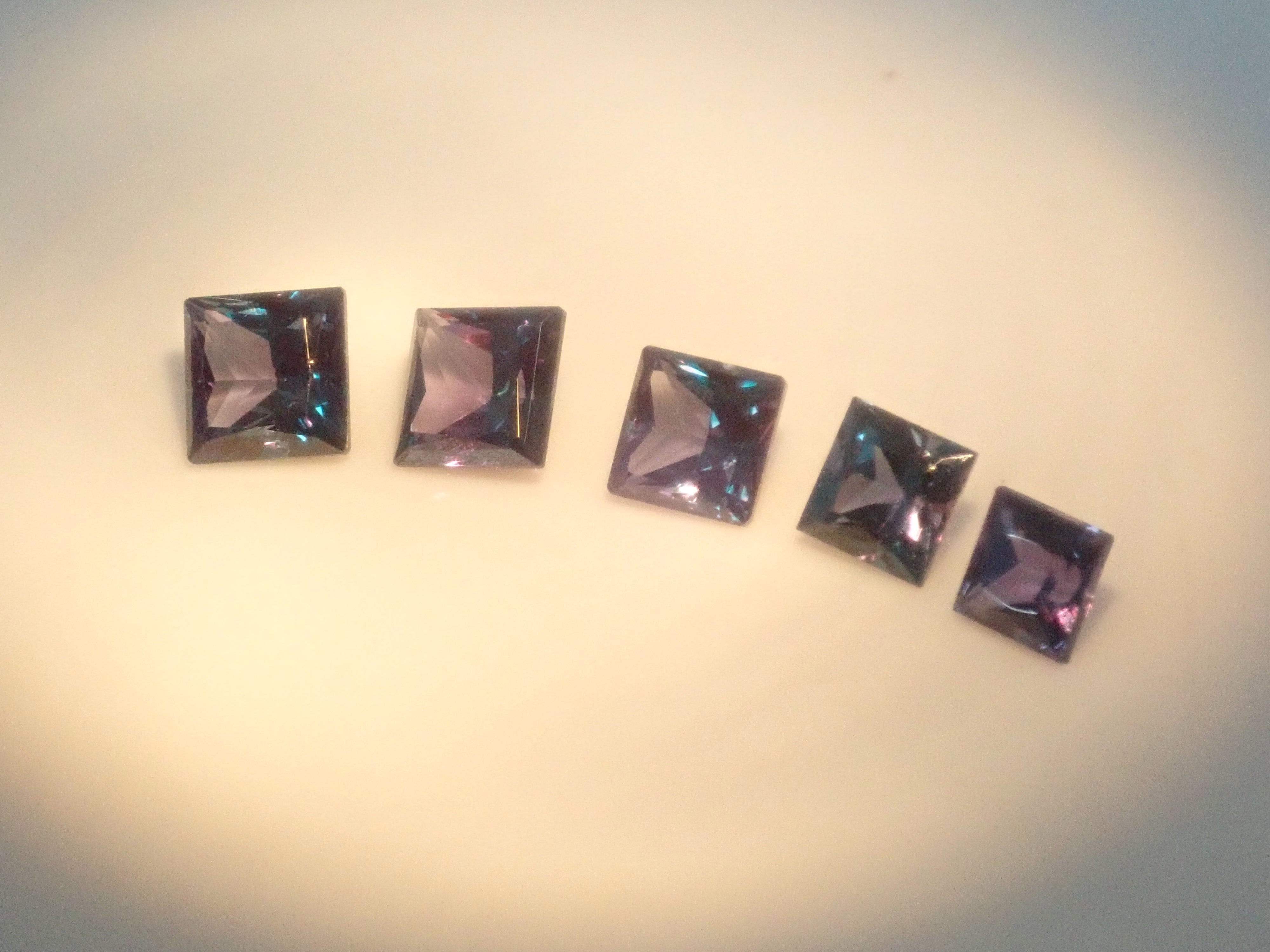 【2/23 22時販売】《限定5石》合成アレキサンドライトガチャ(プリンセスカット,3.5-4.5mm)《複数購入割引有》