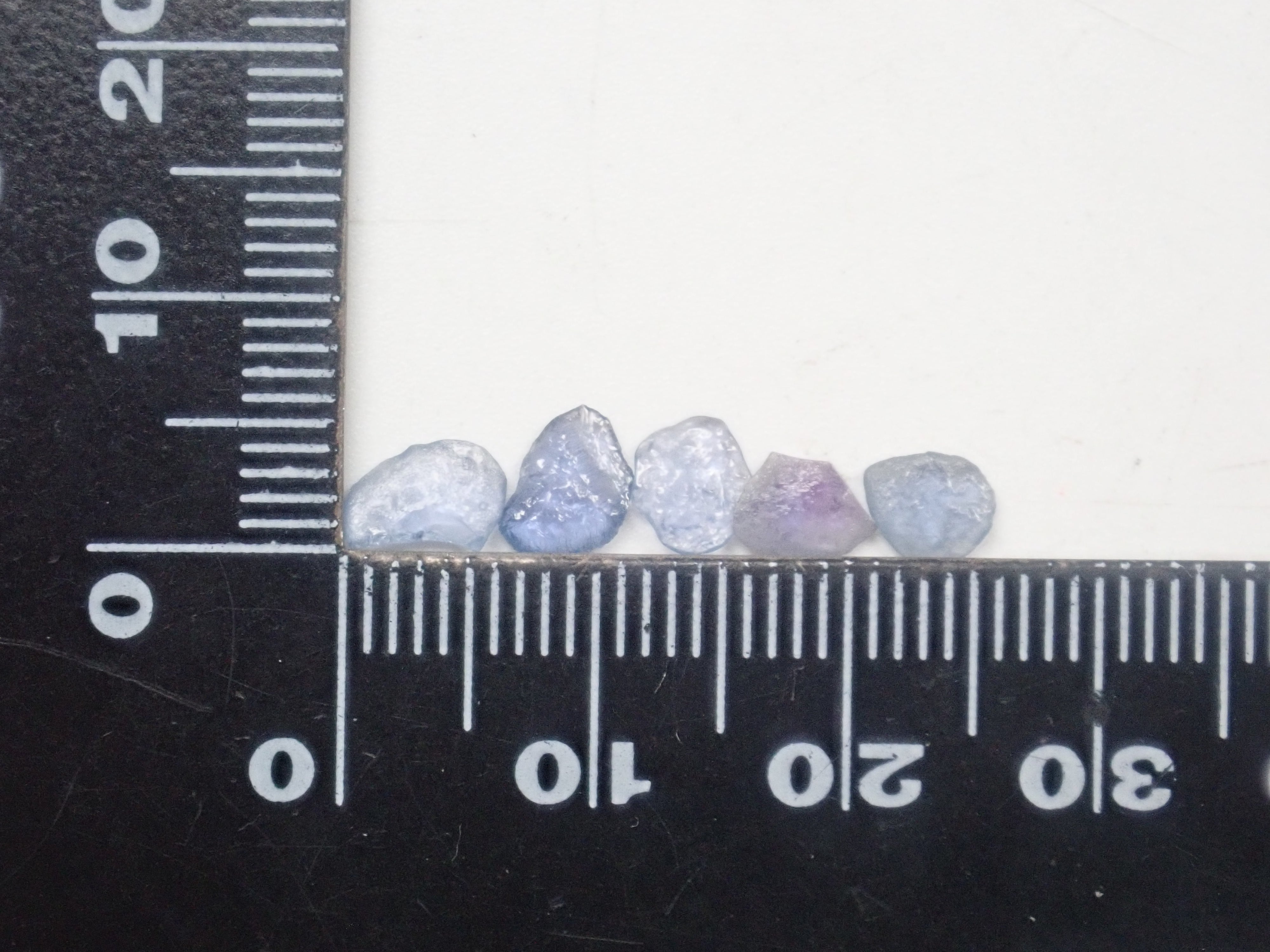 限量10顆寶石:1顆未經熱處理約戈藍寶石原石。多件購買可享折扣。
