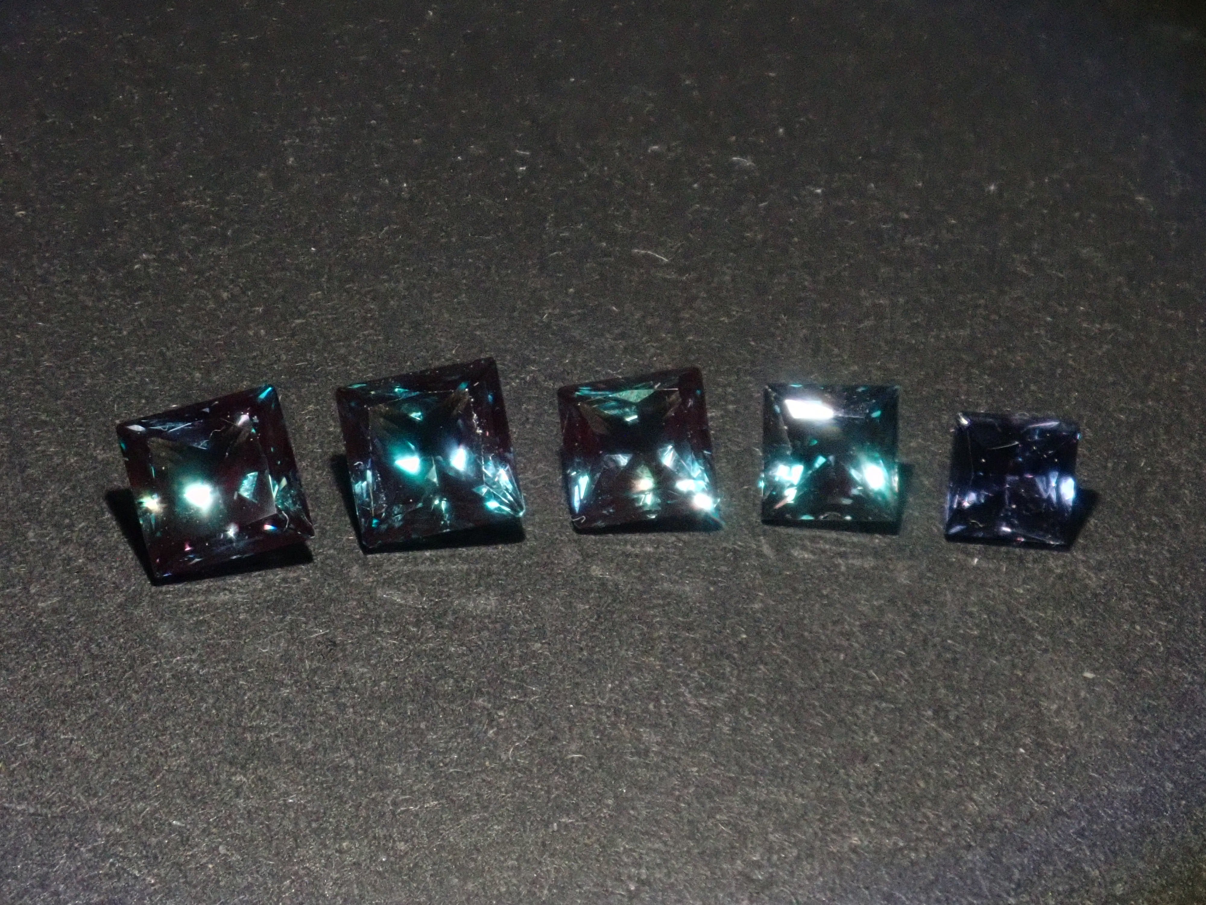 【2/23 22時販売】《限定5石》合成アレキサンドライトガチャ(プリンセスカット,3.5-4.5mm)《複数購入割引有》