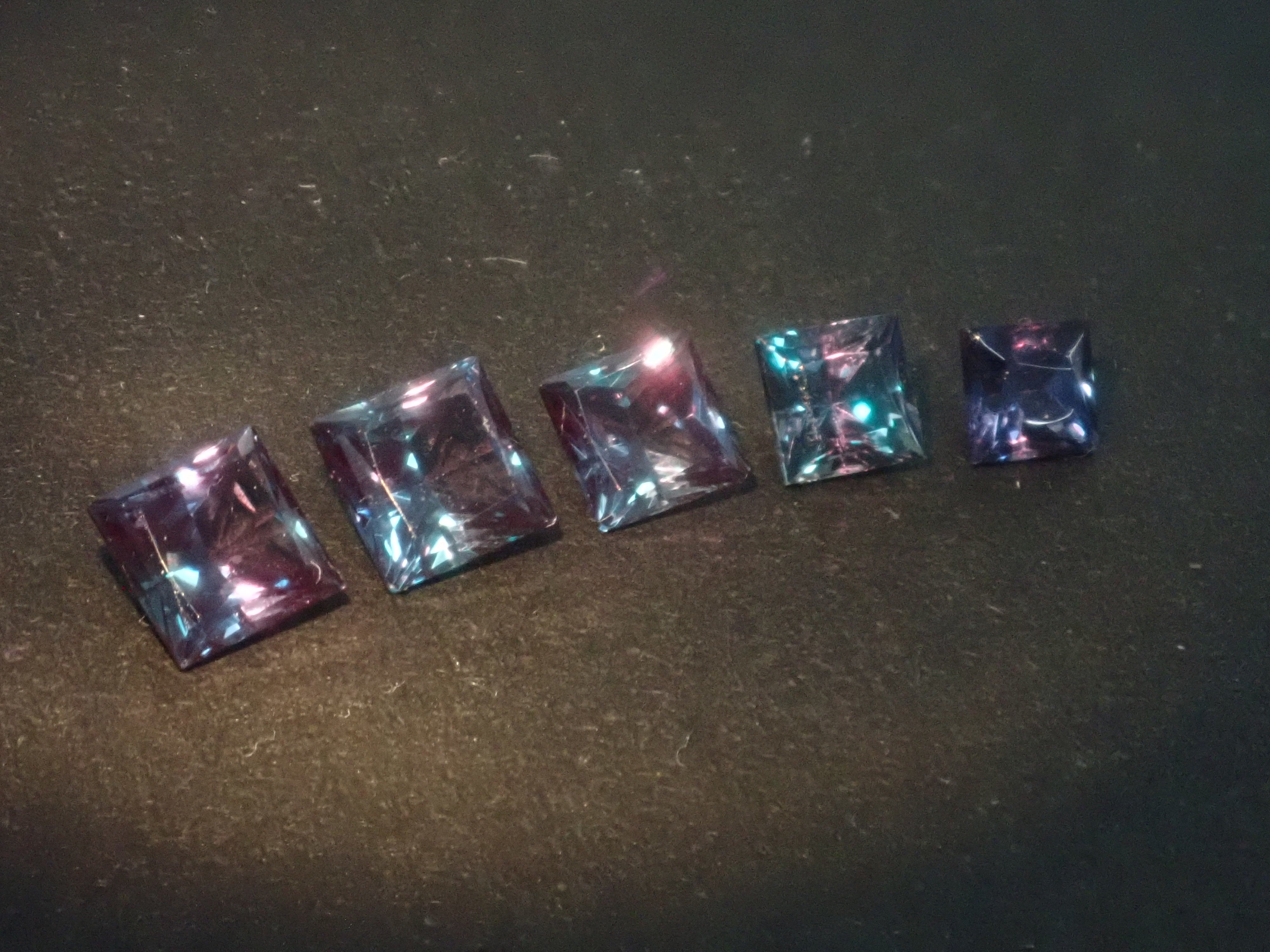 【2/23 22時販売】《限定5石》合成アレキサンドライトガチャ(プリンセスカット,3.5-4.5mm)《複数購入割引有》