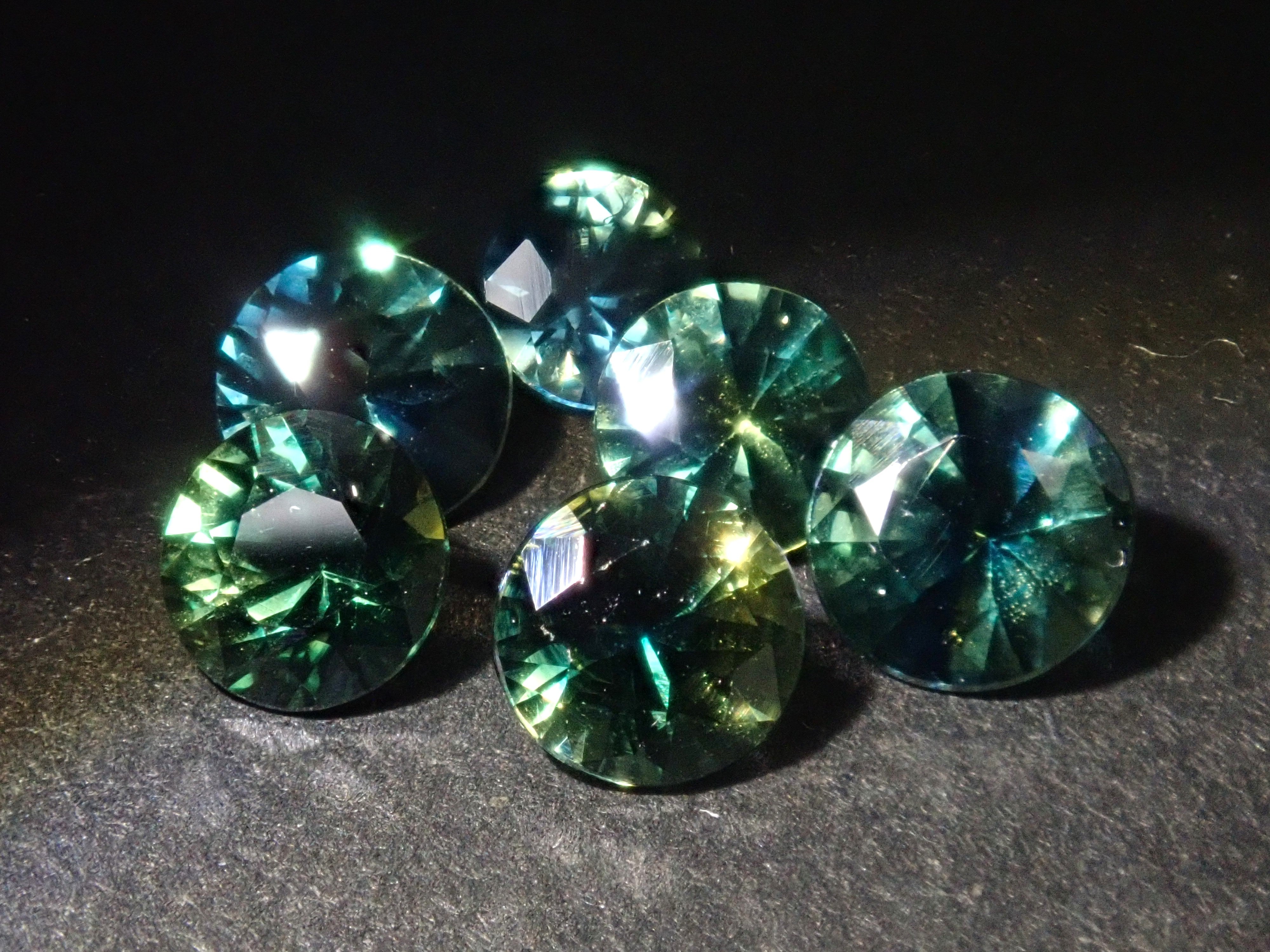【限量6顆】藍寶石Gacha💎坦尚尼亞雙色藍寶石(含新月藍寶石,3-4mm)【多買有優惠】