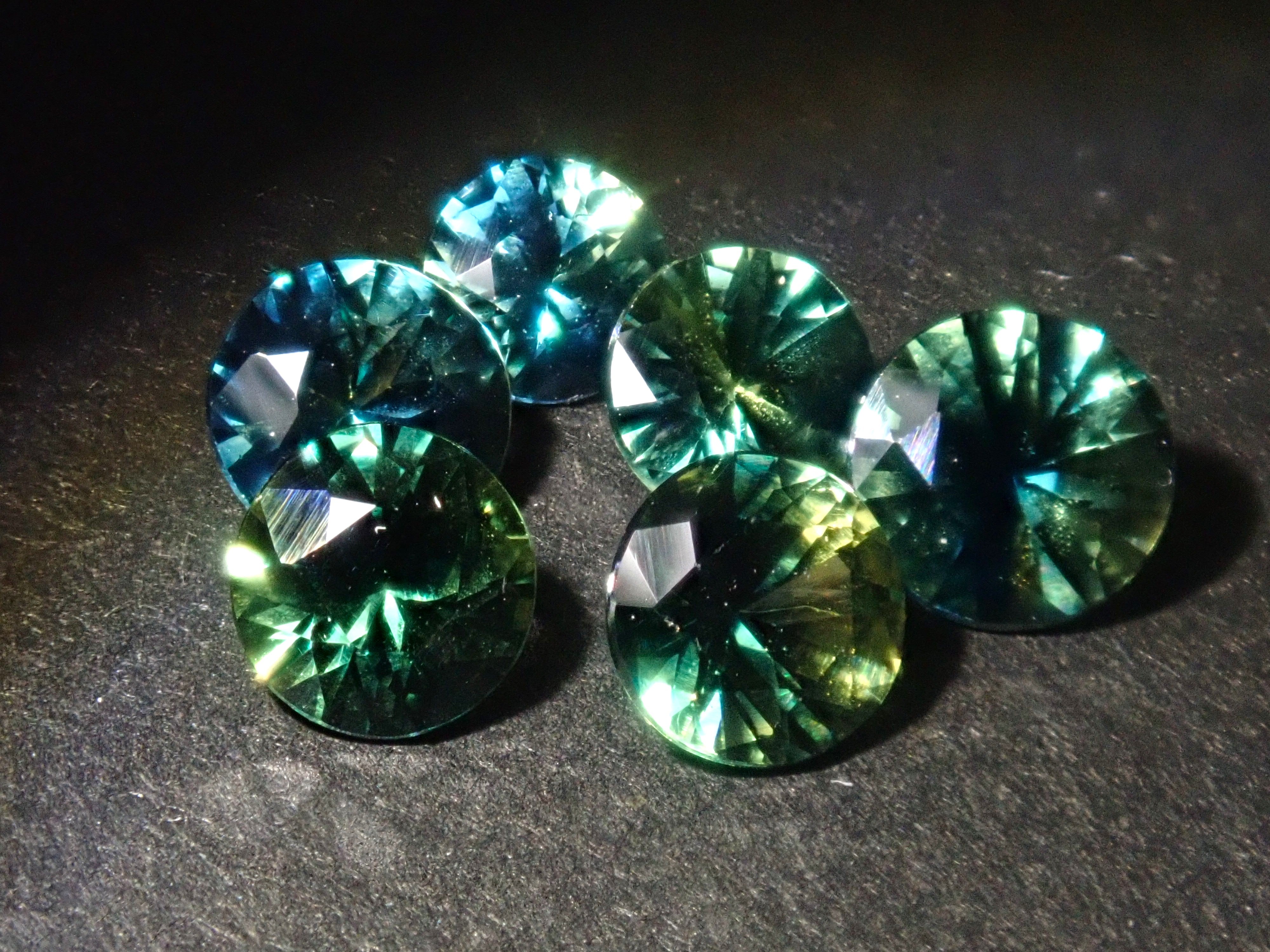【限量6顆】藍寶石Gacha💎坦尚尼亞雙色藍寶石(含新月藍寶石,3-4mm)【多買有優惠】