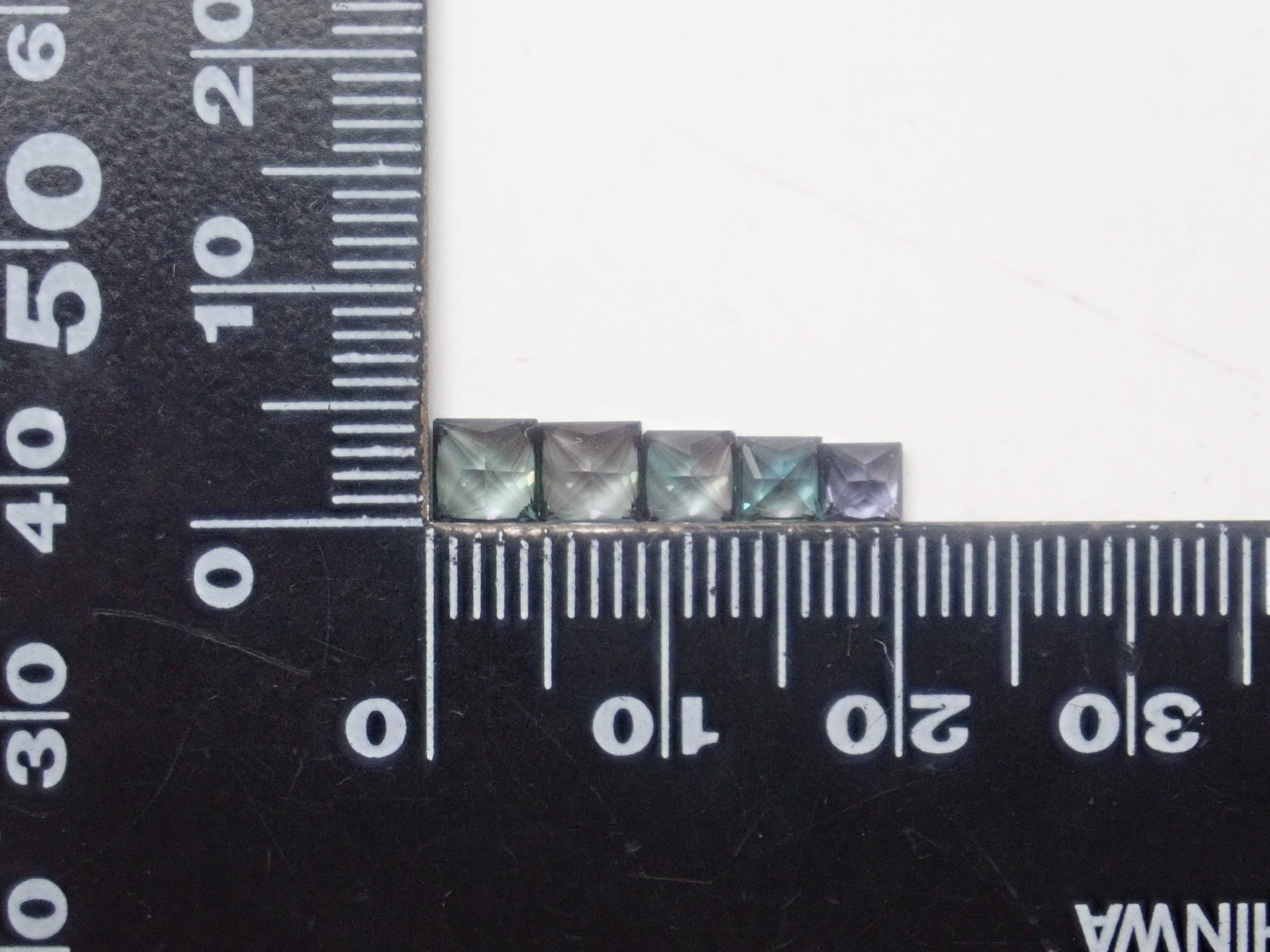 【2/23 22時販売】《限定5石》合成アレキサンドライトガチャ(プリンセスカット,3.5-4.5mm)《複数購入割引有》