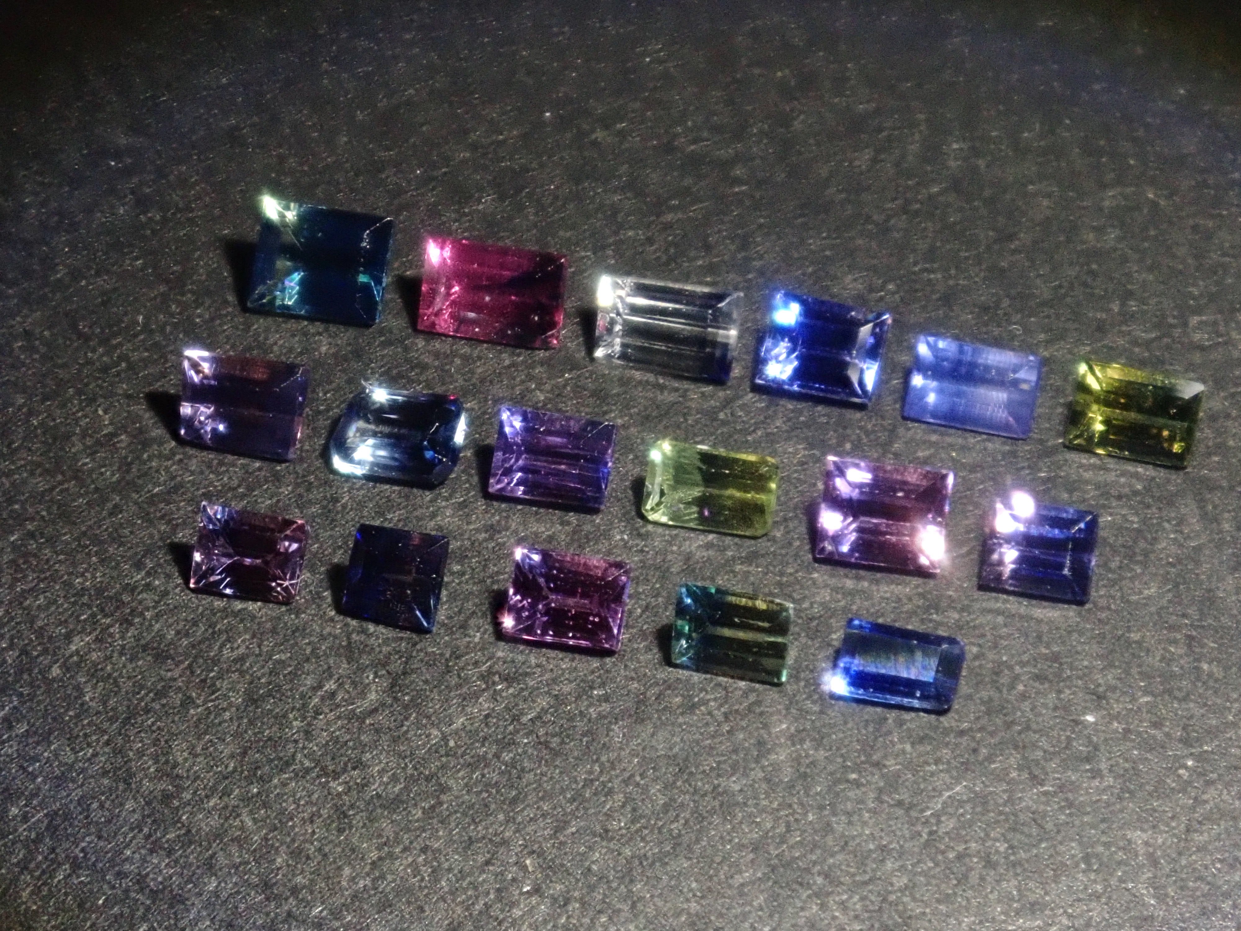 【10/4 22時販売】タンザニア産バイカラーサファイア1石ルース《複数購入割引有》