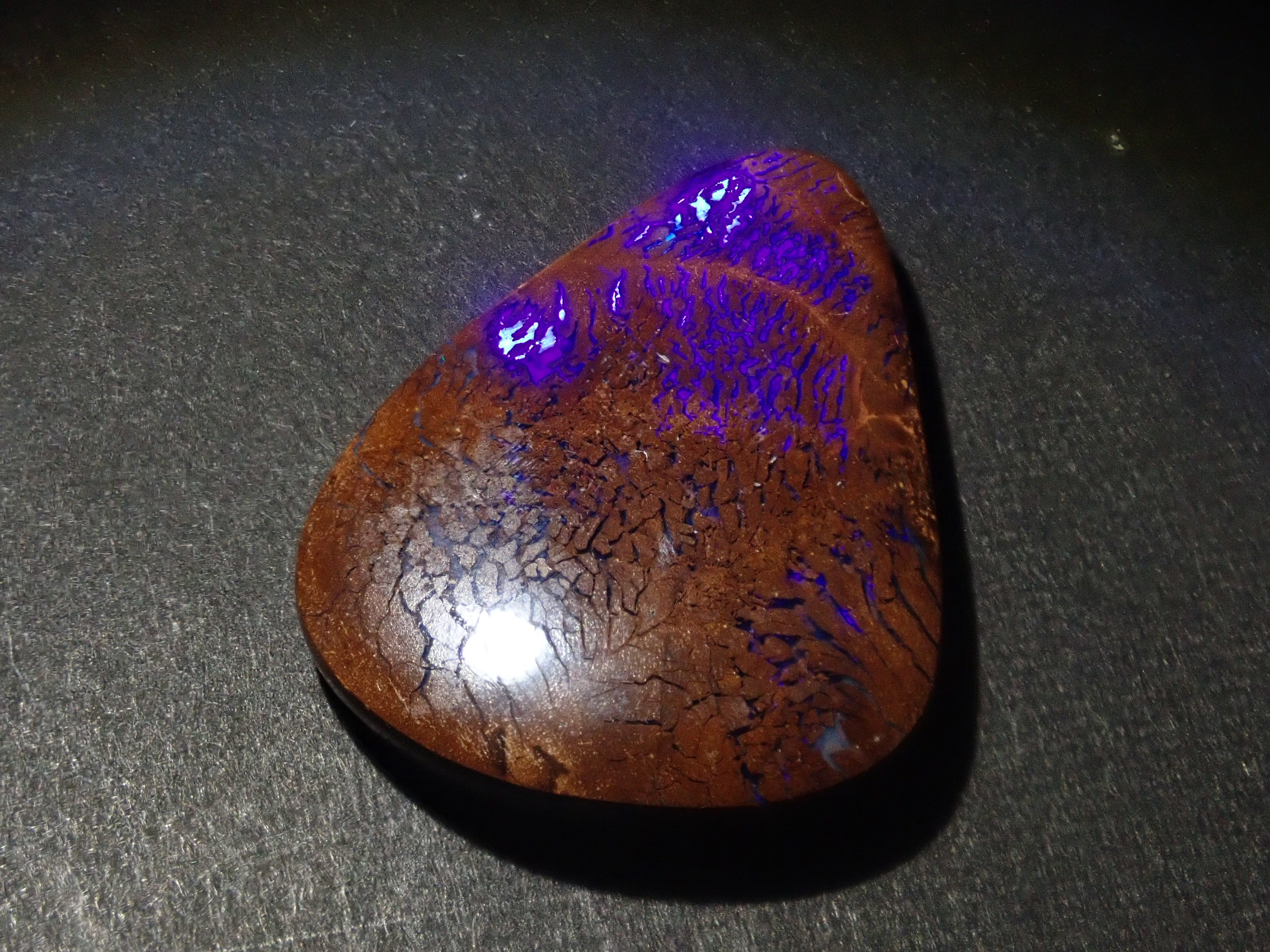 限量 12 顆寶石:1 顆澳洲鐵蛋白石(平均 28 克拉,十月誕生石蛋白石)可享多次購買折扣