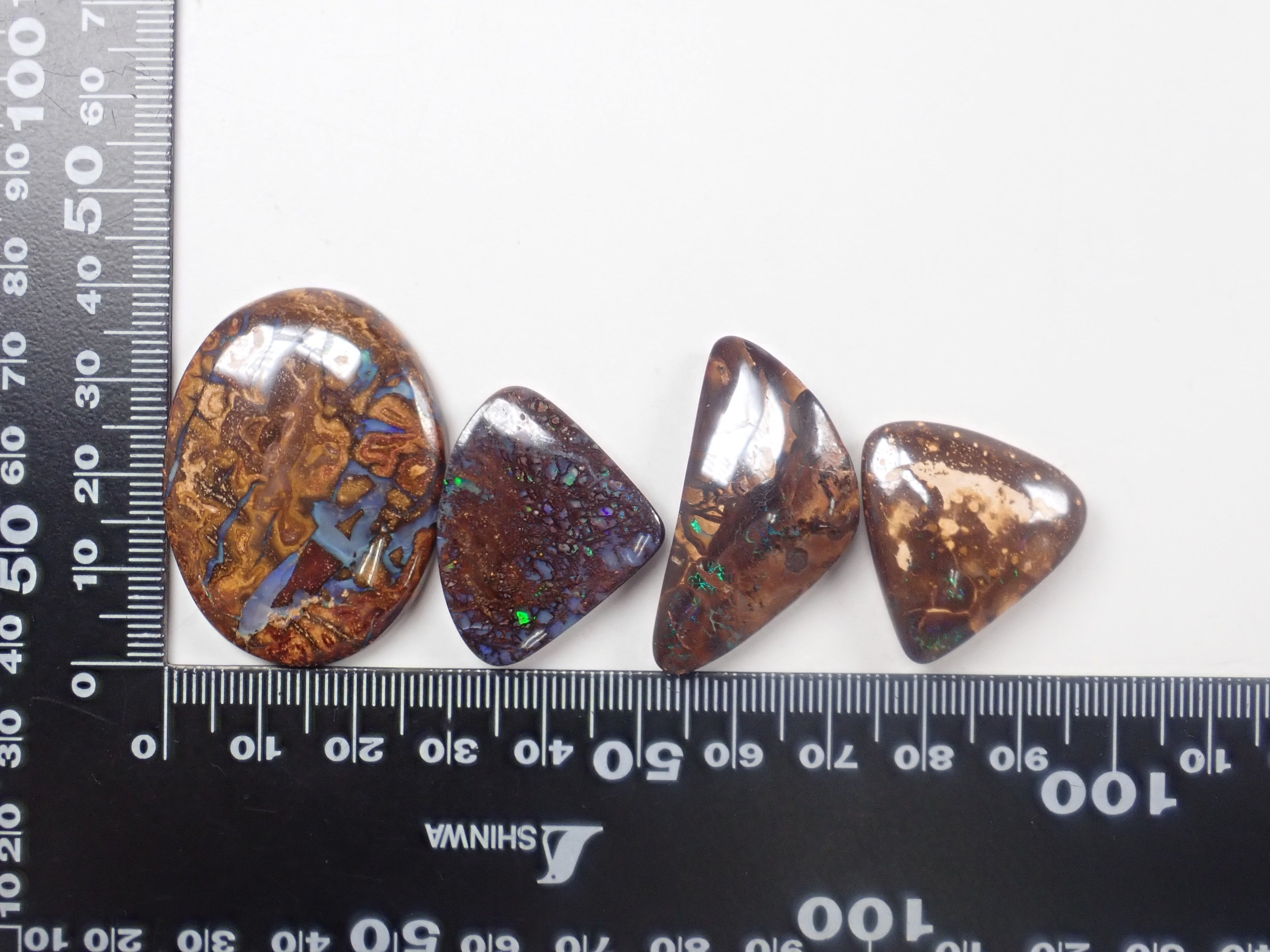 限量 12 顆寶石:1 顆澳洲鐵蛋白石(平均 28 克拉,十月誕生石蛋白石)可享多次購買折扣