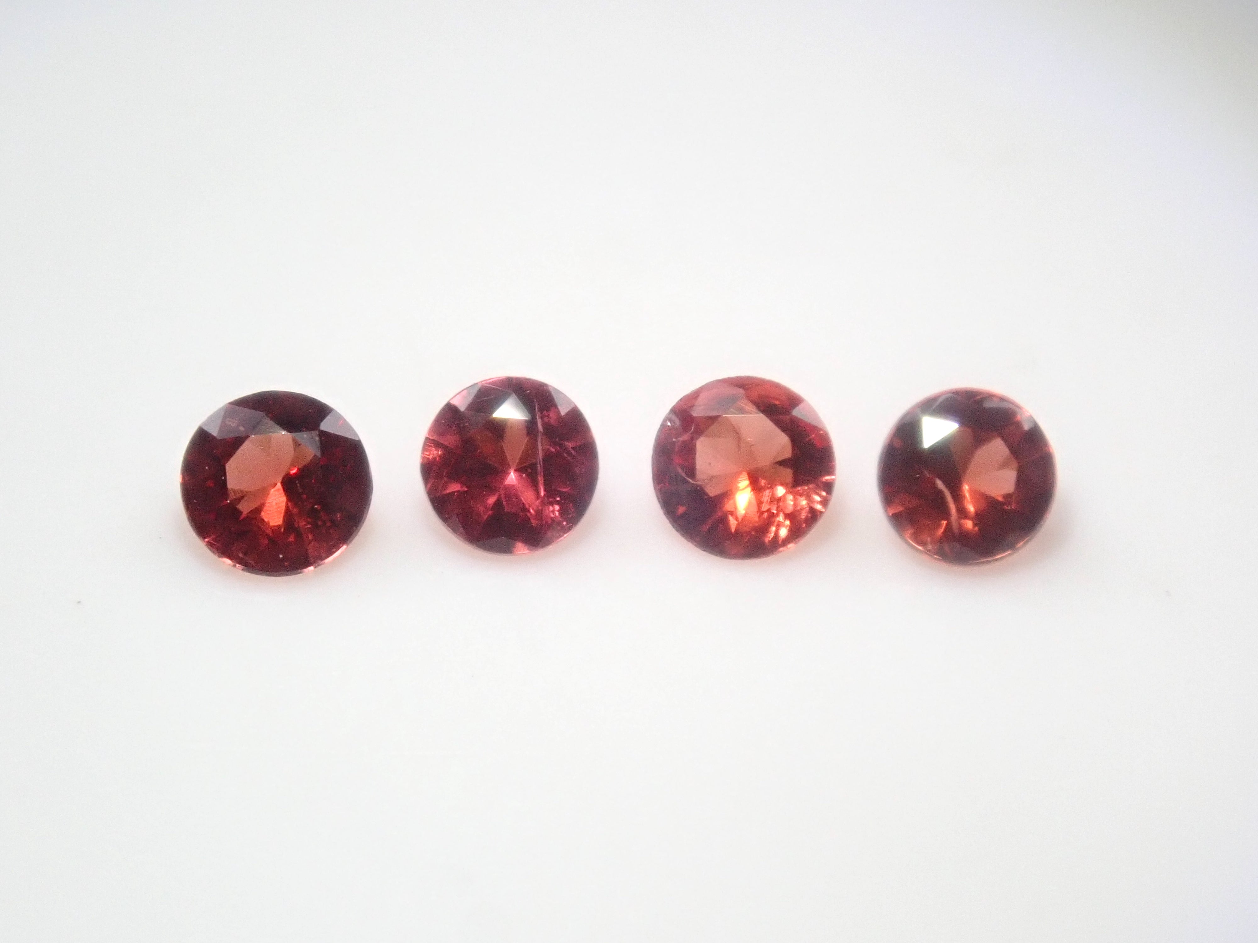 【3月8日晚間10點開始販售】【圖森新品到貨 - 限量4顆】加拿大尤迪亞石,約2.5毫米【多買有優惠】