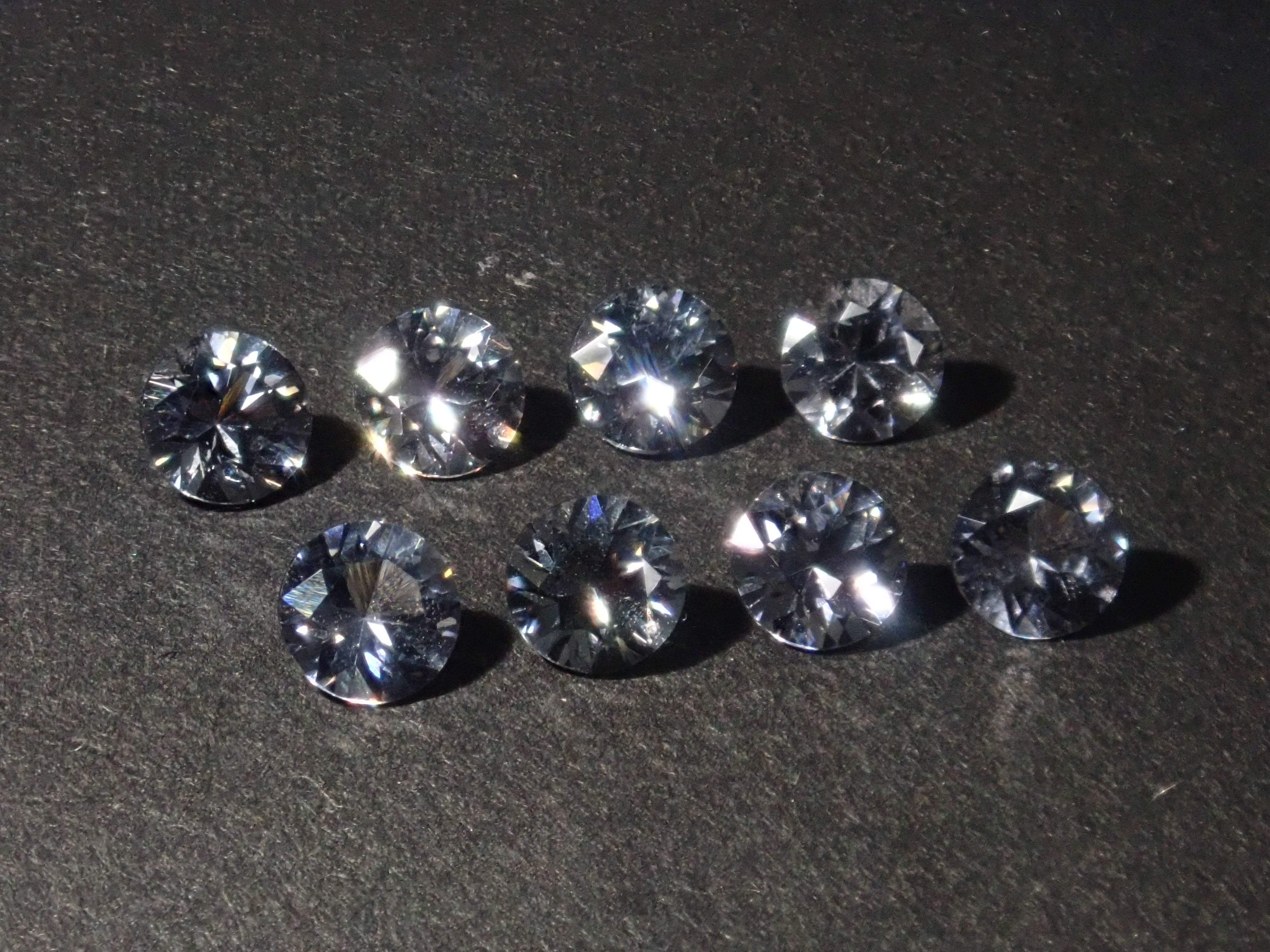 《限定8石》ミャンマー産プラチナスピネル1石ルース(4.0mm,ラウンドカット)《複数購入割引有》