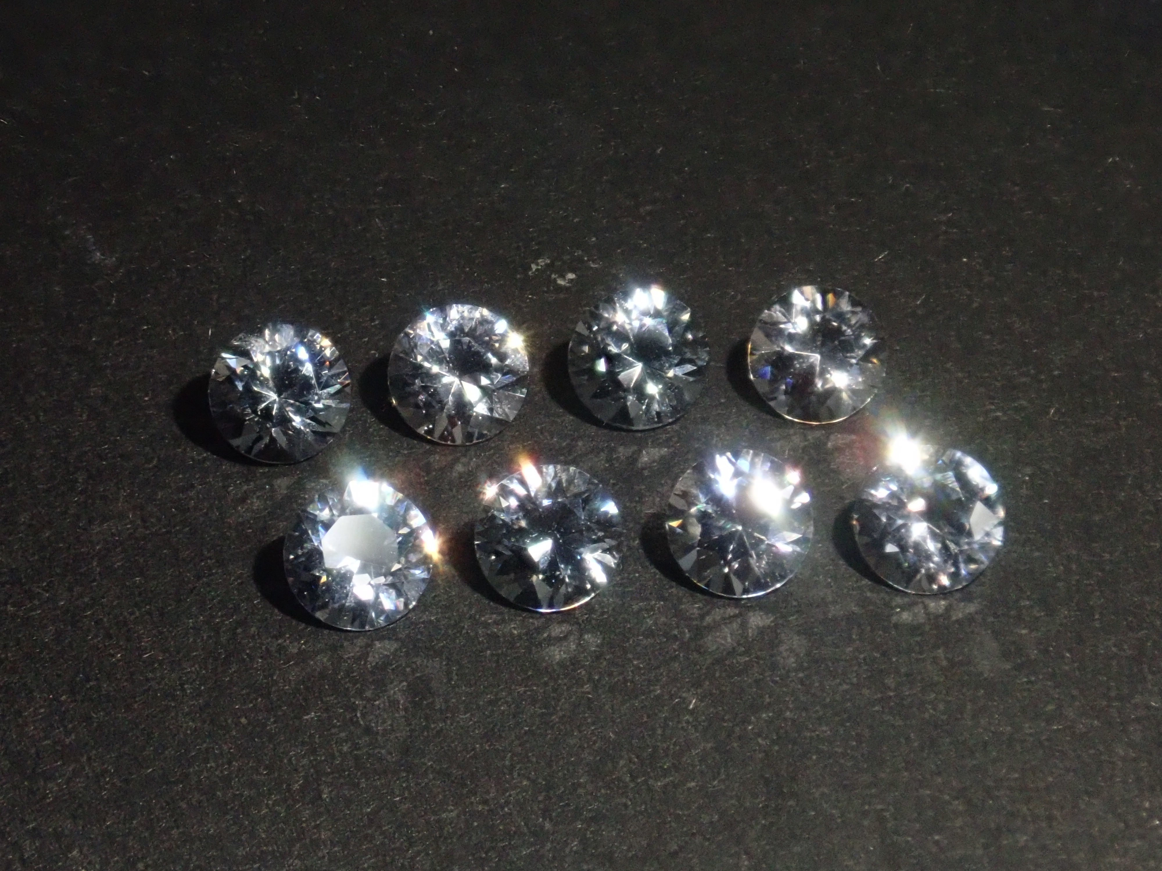 《限定8石》ミャンマー産プラチナスピネル1石ルース(4.0mm,ラウンドカット)《複数購入割引有》