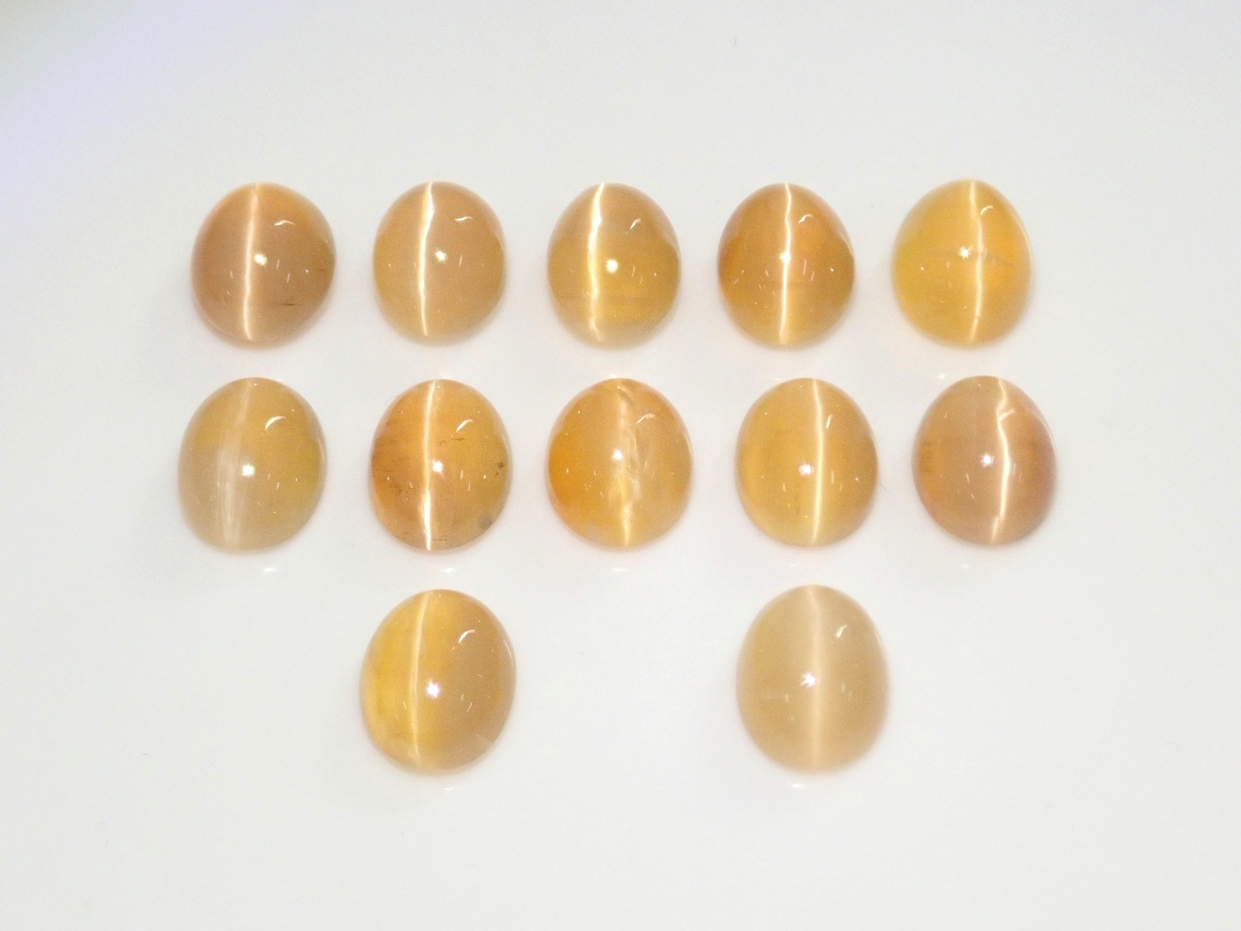 限量 12 顆坦尚尼亞乳白色貓眼石(7.5 x 5.5 毫米)可享多件購買折扣