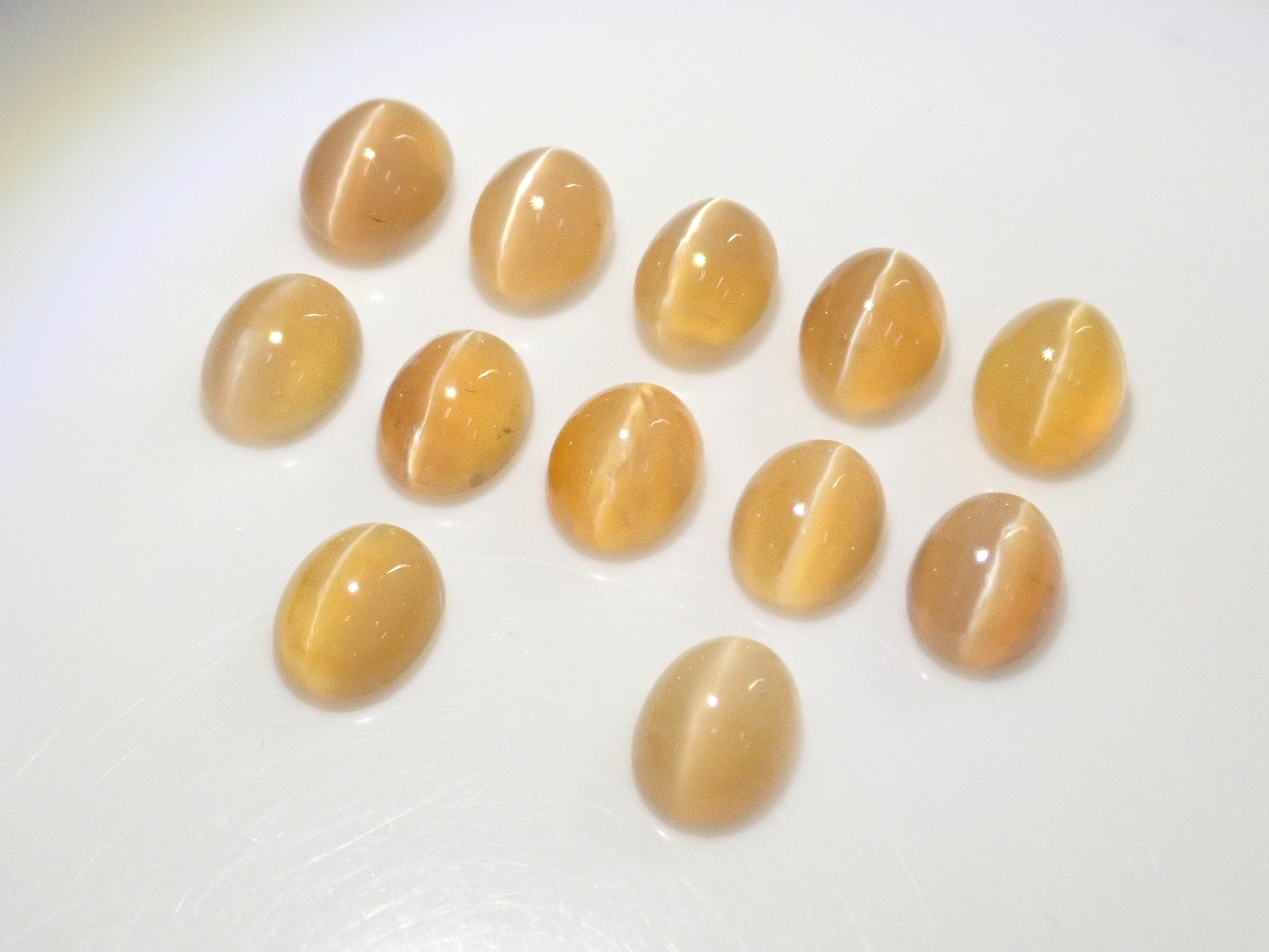限量 12 顆坦尚尼亞乳白色貓眼石(7.5 x 5.5 毫米)可享多件購買折扣