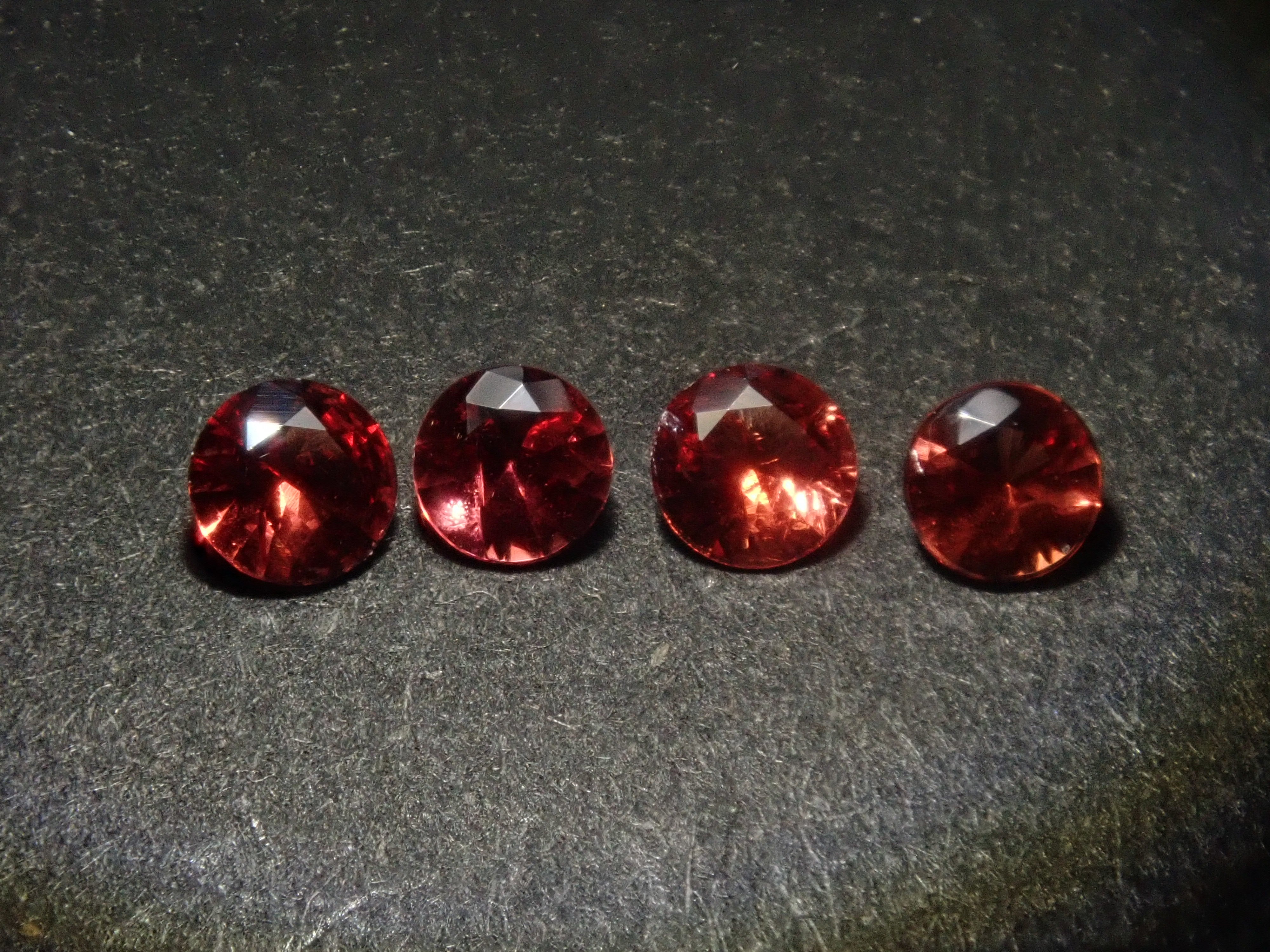 【3月8日晚間10點開始販售】【圖森新品到貨 - 限量4顆】加拿大尤迪亞石,約2.5毫米【多買有優惠】