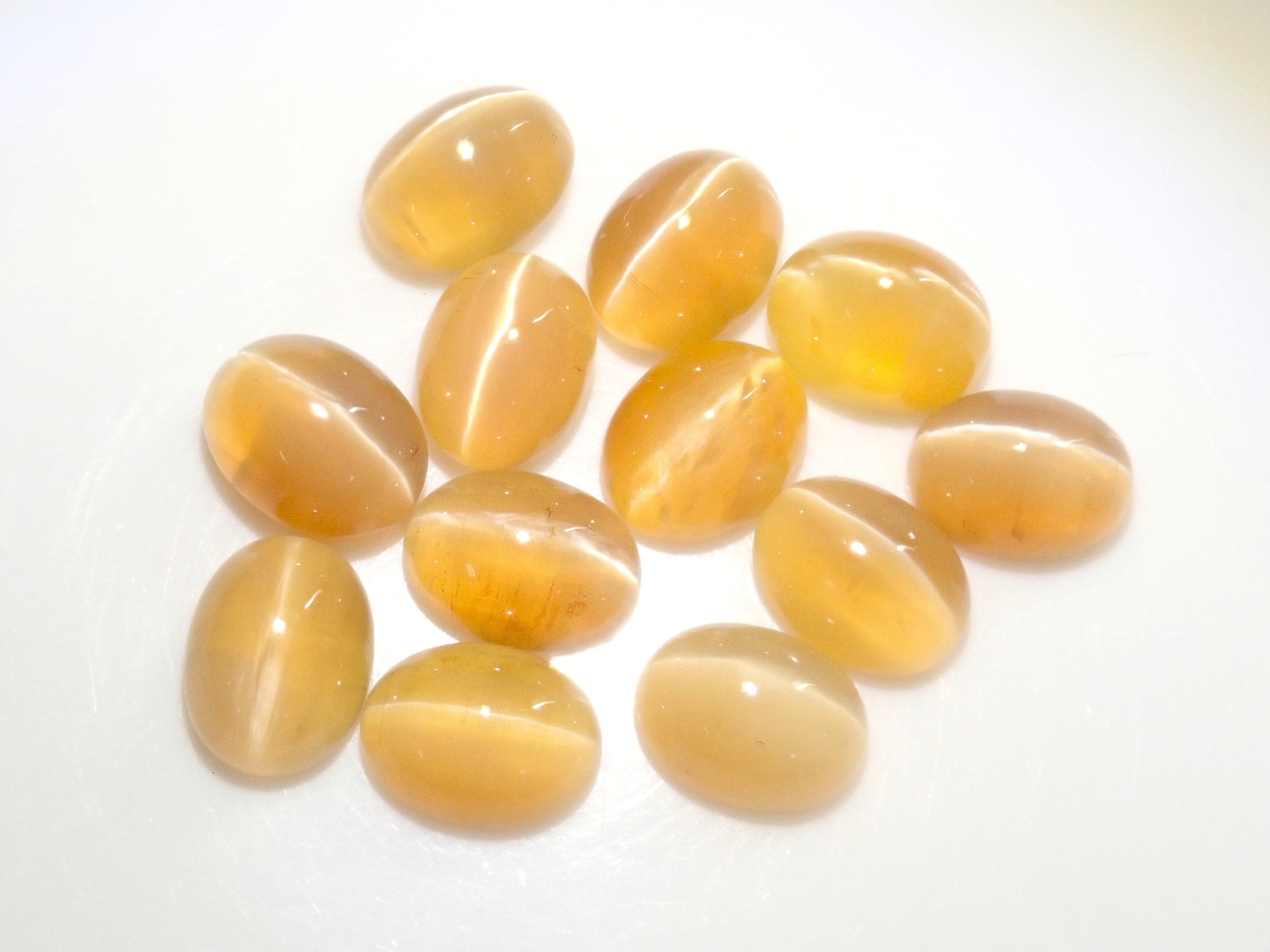 限量 12 顆坦尚尼亞乳白色貓眼石(7.5 x 5.5 毫米)可享多件購買折扣