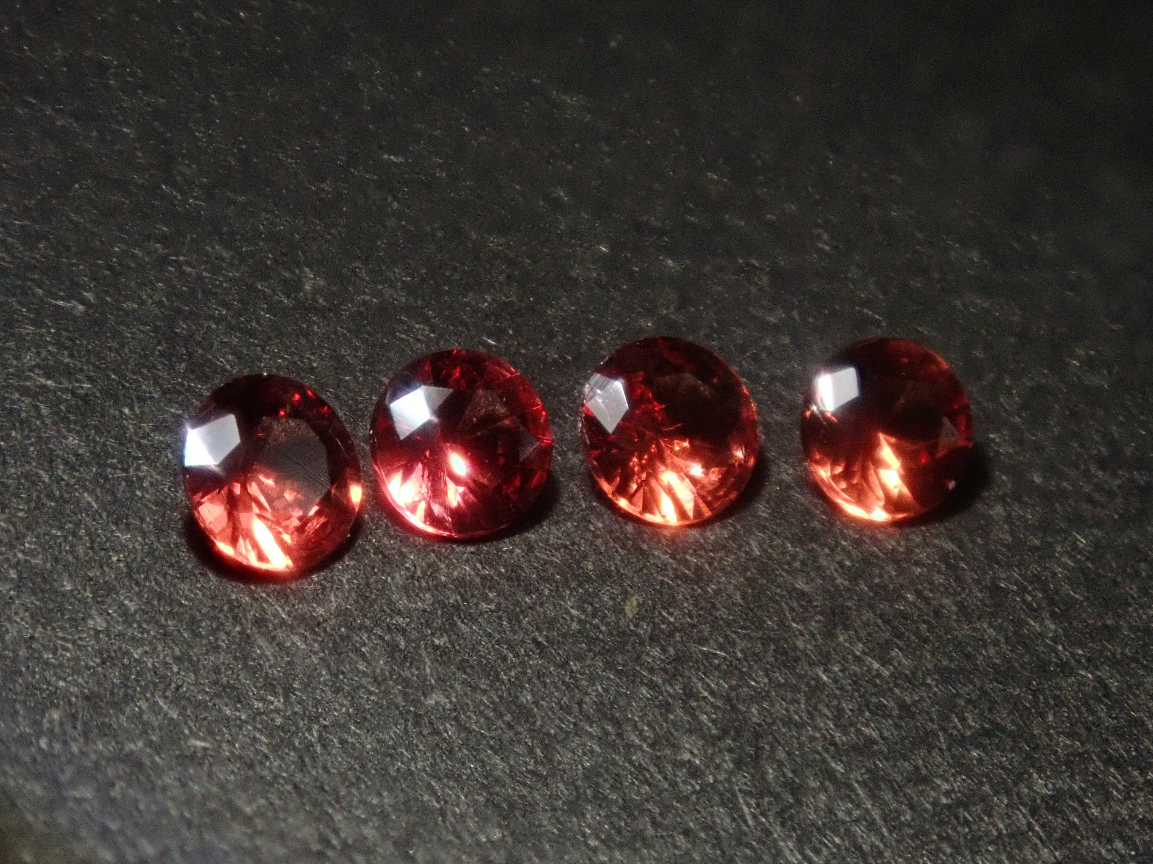 【3月8日晚間10點開始販售】【圖森新品到貨 - 限量4顆】加拿大尤迪亞石,約2.5毫米【多買有優惠】