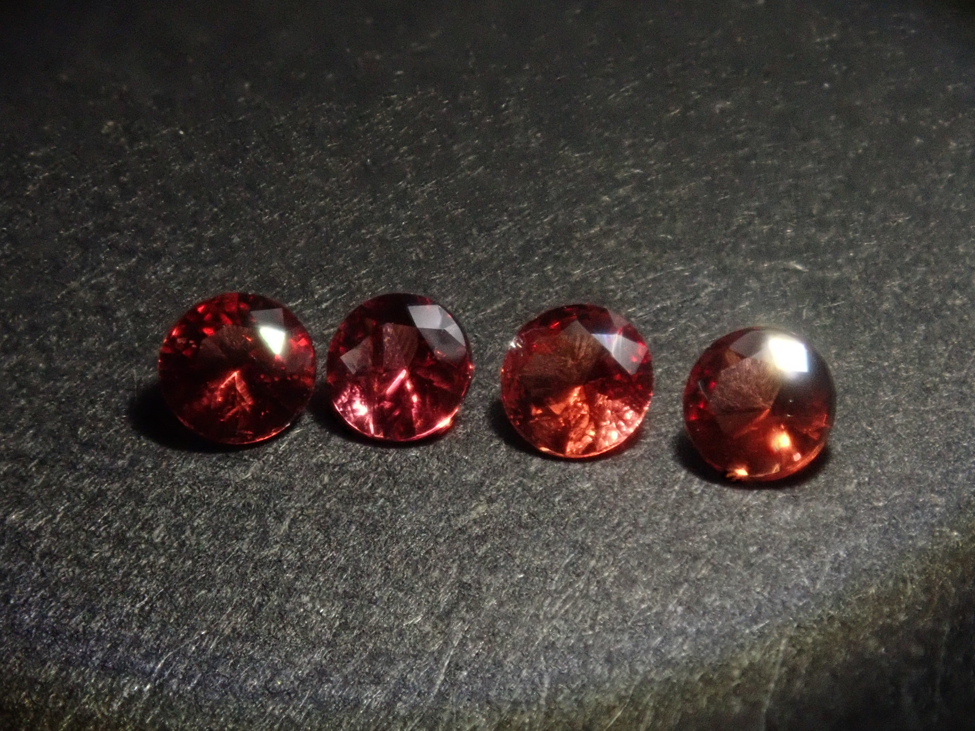 【3月8日晚間10點開始販售】【圖森新品到貨 - 限量4顆】加拿大尤迪亞石,約2.5毫米【多買有優惠】