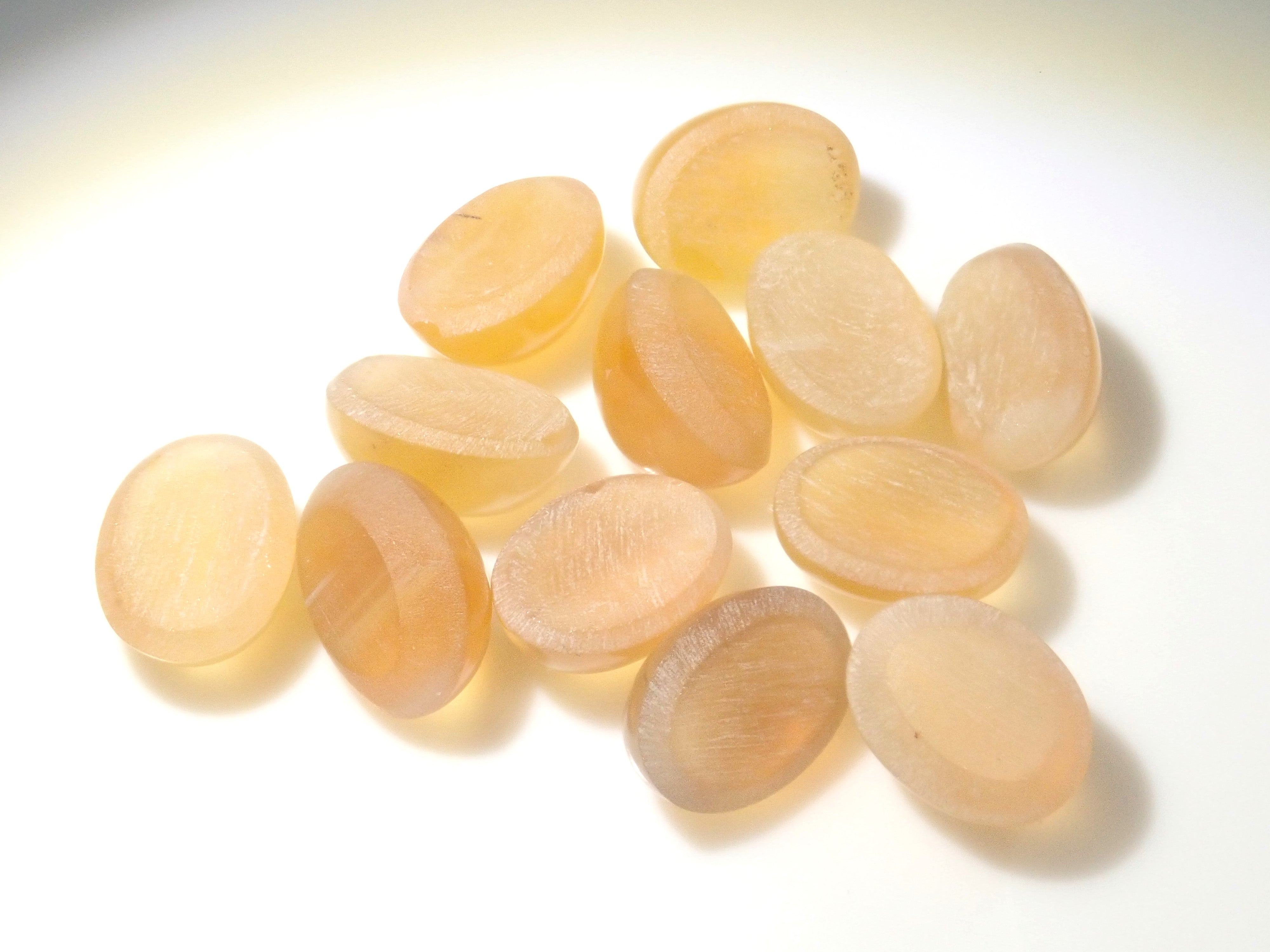 限量 12 顆坦尚尼亞乳白色貓眼石(7.5 x 5.5 毫米)可享多件購買折扣
