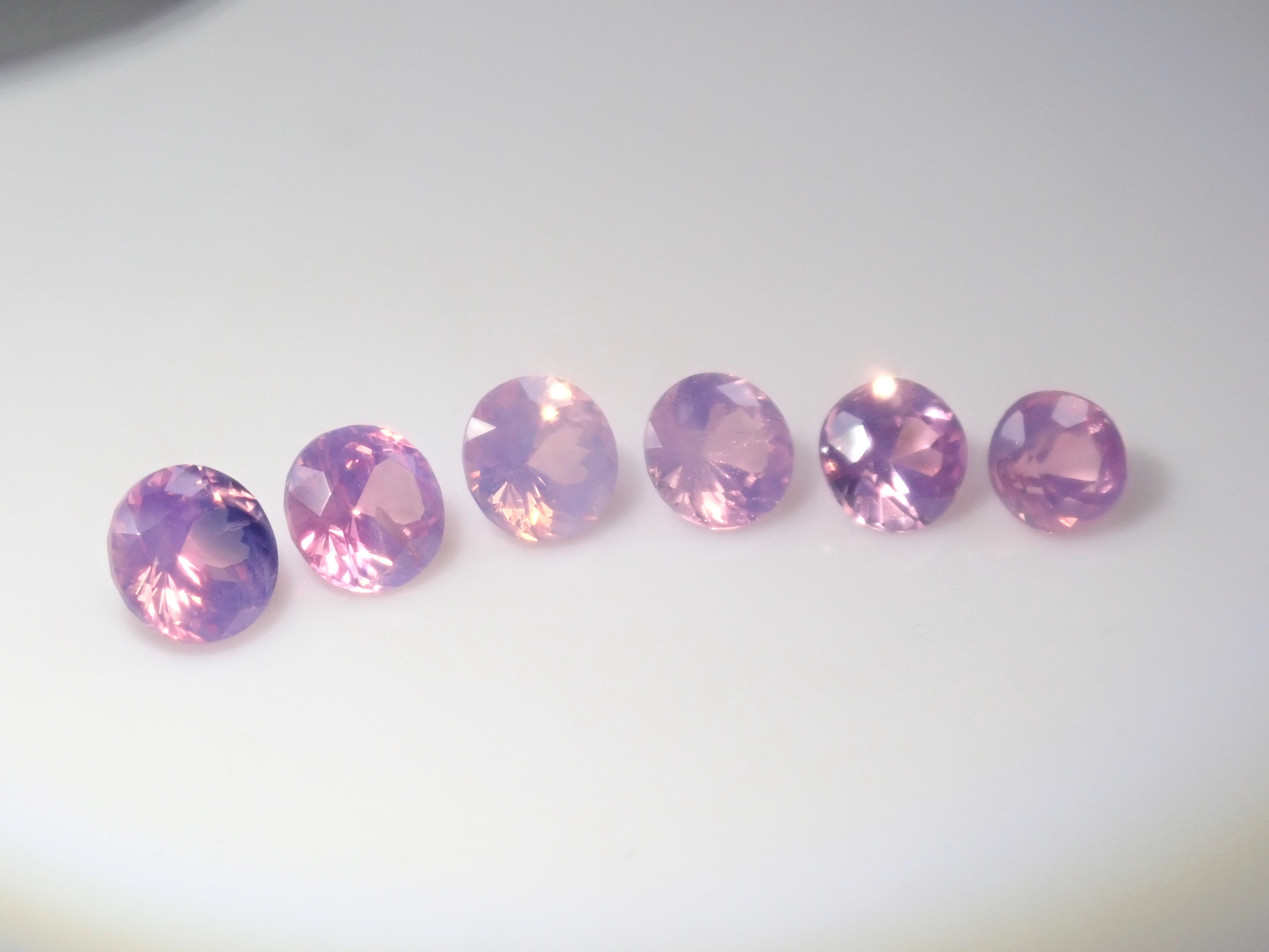 【1/30 22時販売】《限定6石》ベトナム産シルキーピンクサファイア(サンジェ氏カット,ラウンド,3.0~3.3mm)ガチャ《複数購入割引有》