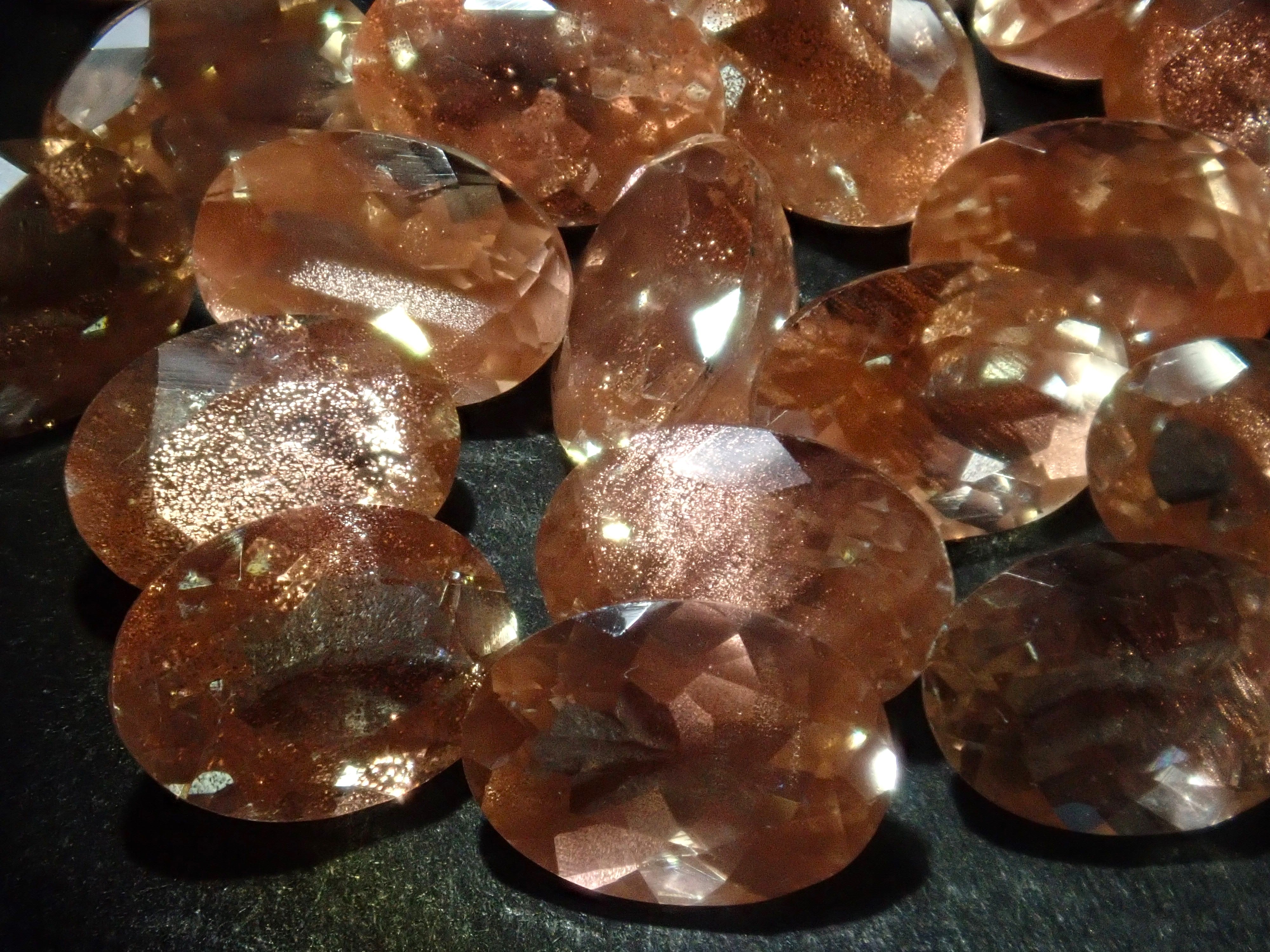 《限量24顆》美國俄勒岡日光石搭配美麗西拉💎(橢圓形切割,5 x 7mm)《多買有折扣》