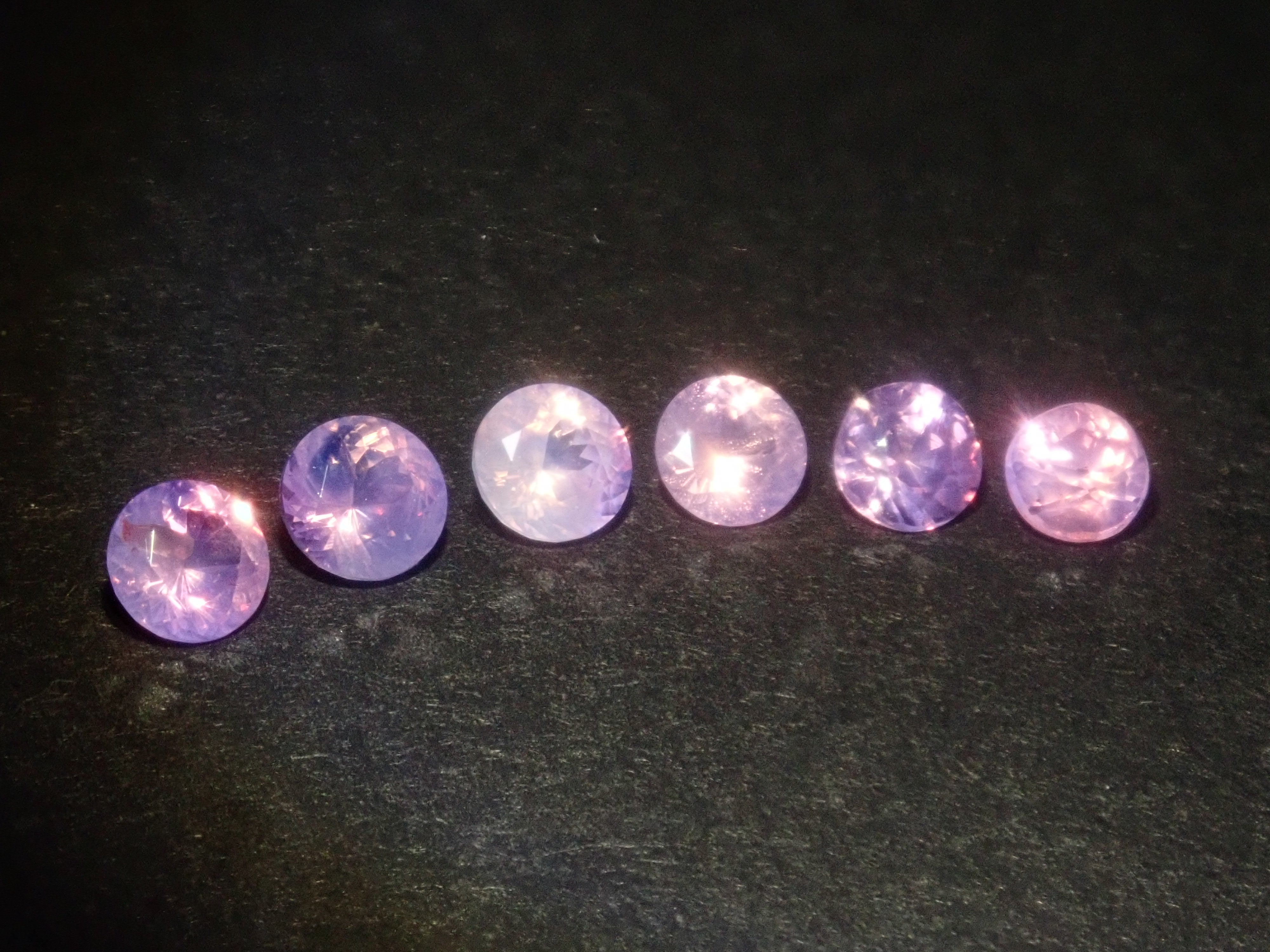 【1/30 22時販売】《限定6石》ベトナム産シルキーピンクサファイア(サンジェ氏カット,ラウンド,3.0~3.3mm)ガチャ《複数購入割引有》