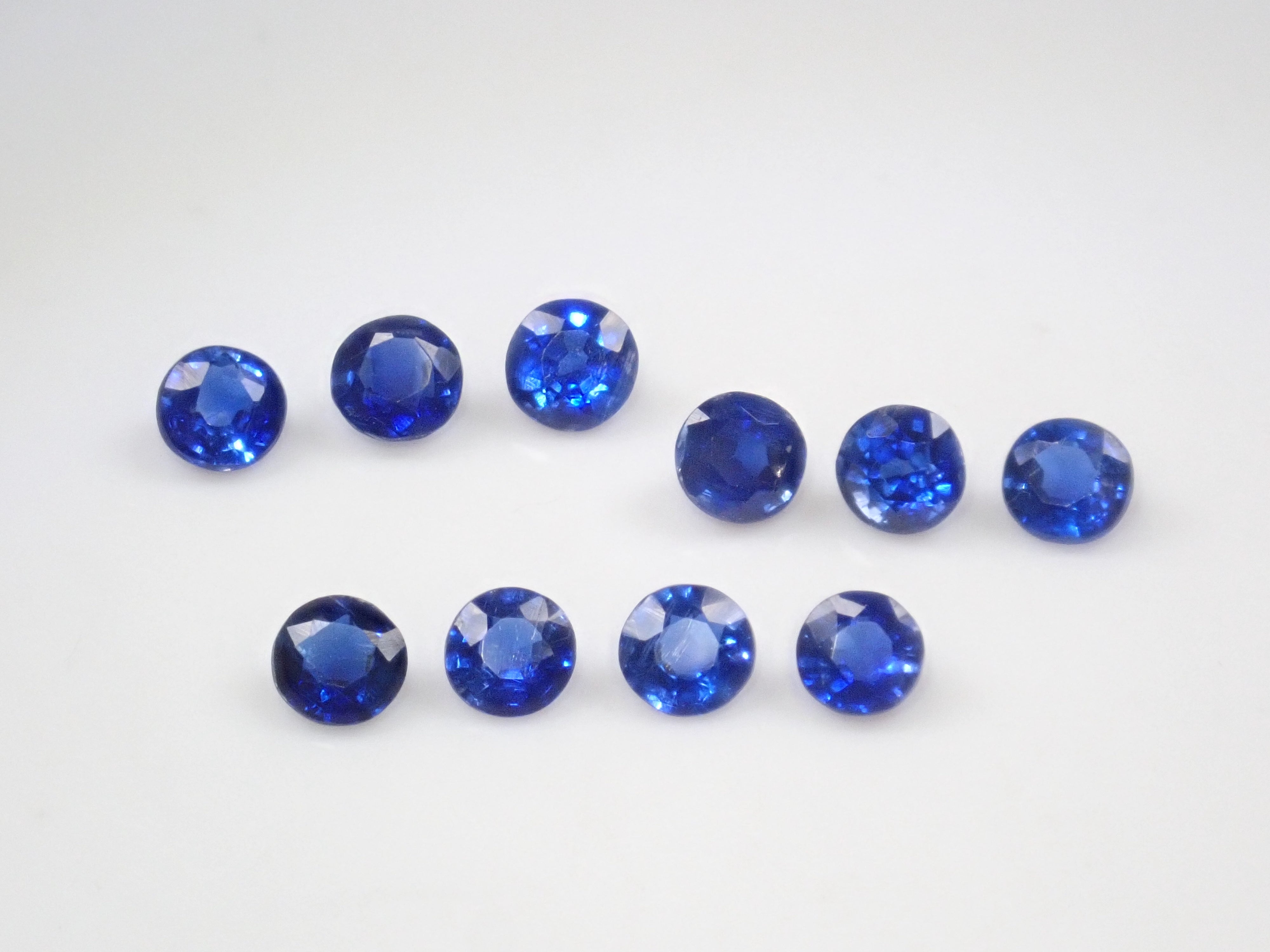 ネパール産カイヤナイト1石ルース(ロイヤルブルーカラー,4mm,ラウンドカット)《複数購入割引有》