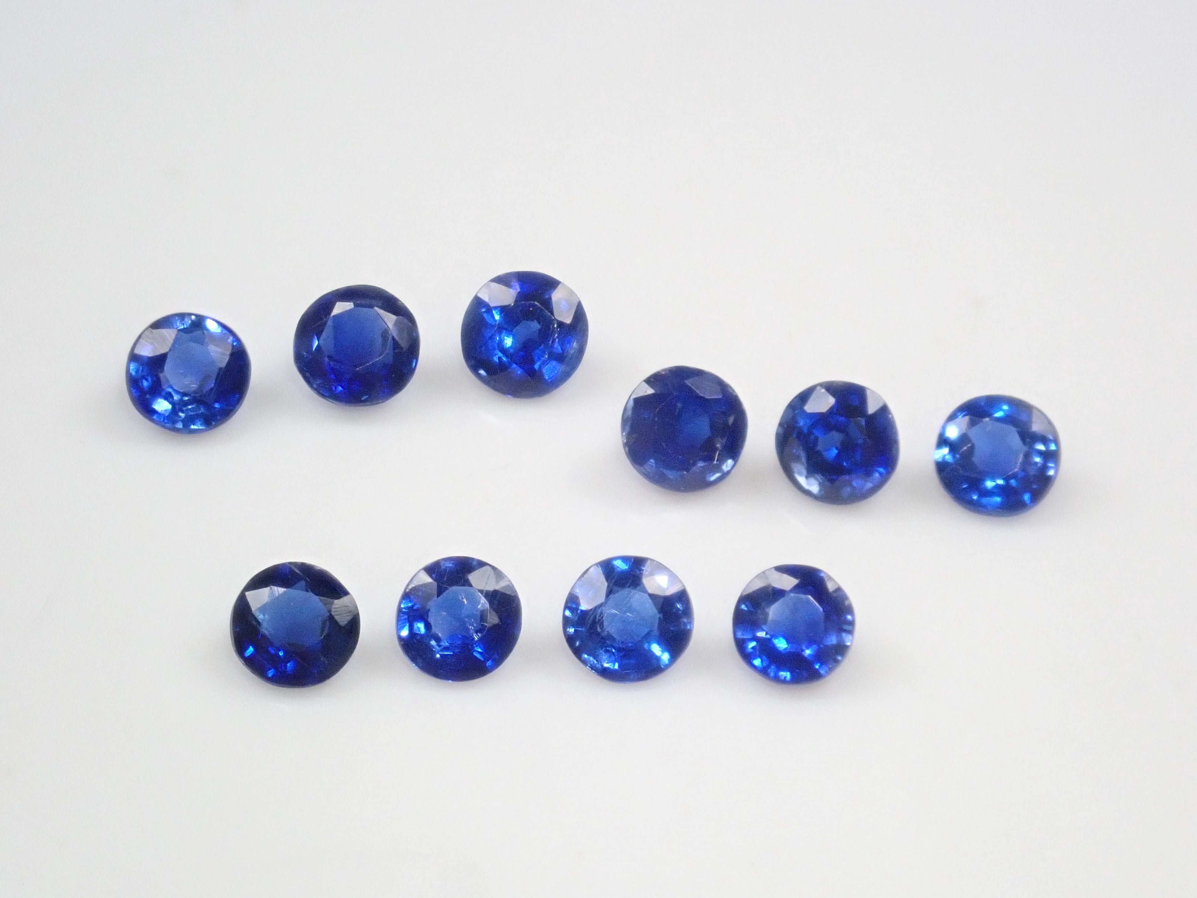 ネパール産カイヤナイト1石ルース(ロイヤルブルーカラー,4mm,ラウンドカット)《複数購入割引有》