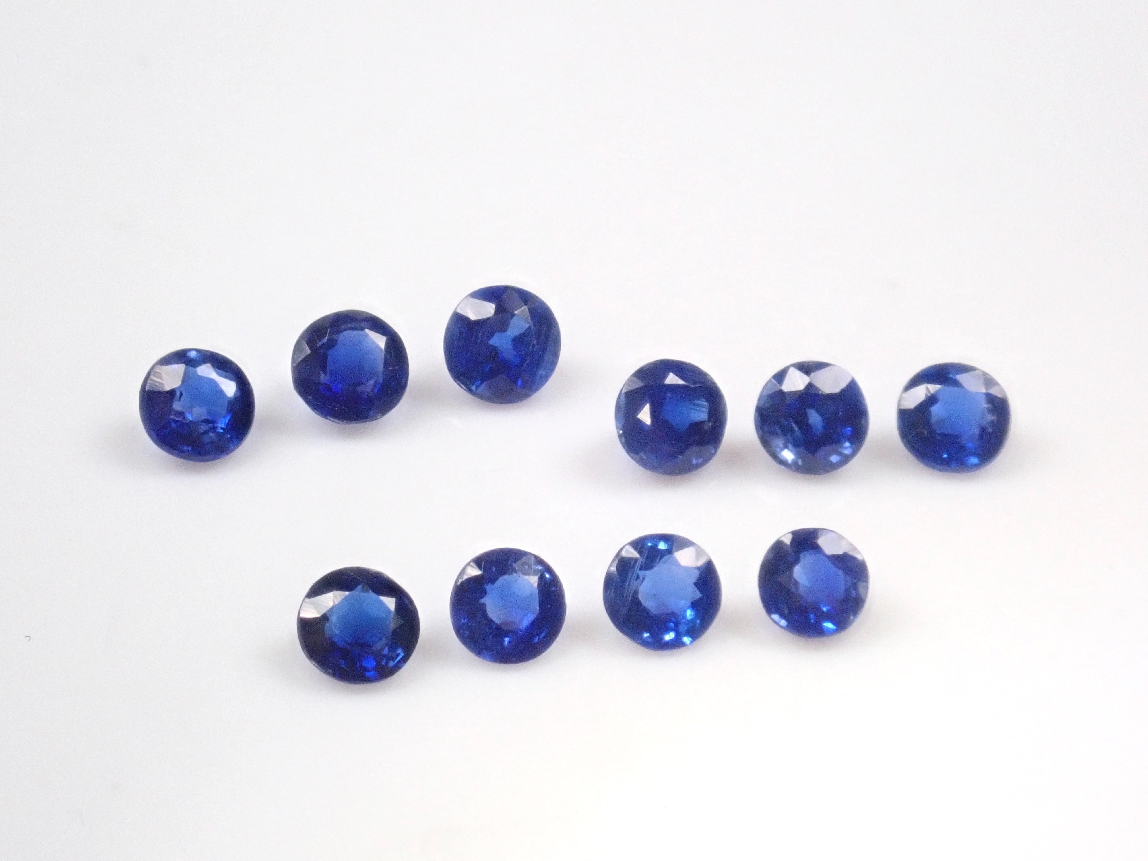 ネパール産カイヤナイト1石ルース(ロイヤルブルーカラー,4mm,ラウンドカット)《複数購入割引有》