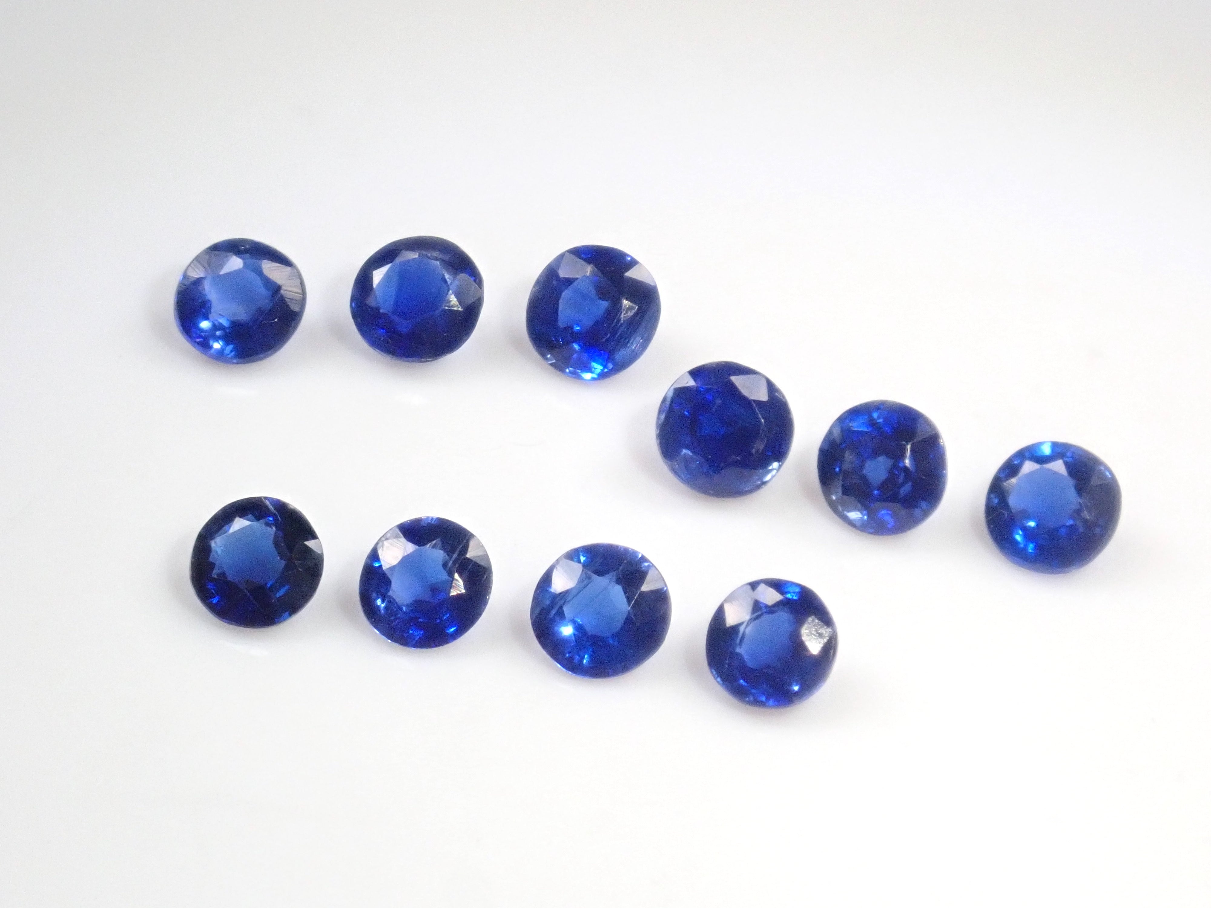 ネパール産カイヤナイト1石ルース(ロイヤルブルーカラー,4mm,ラウンドカット)《複数購入割引有》