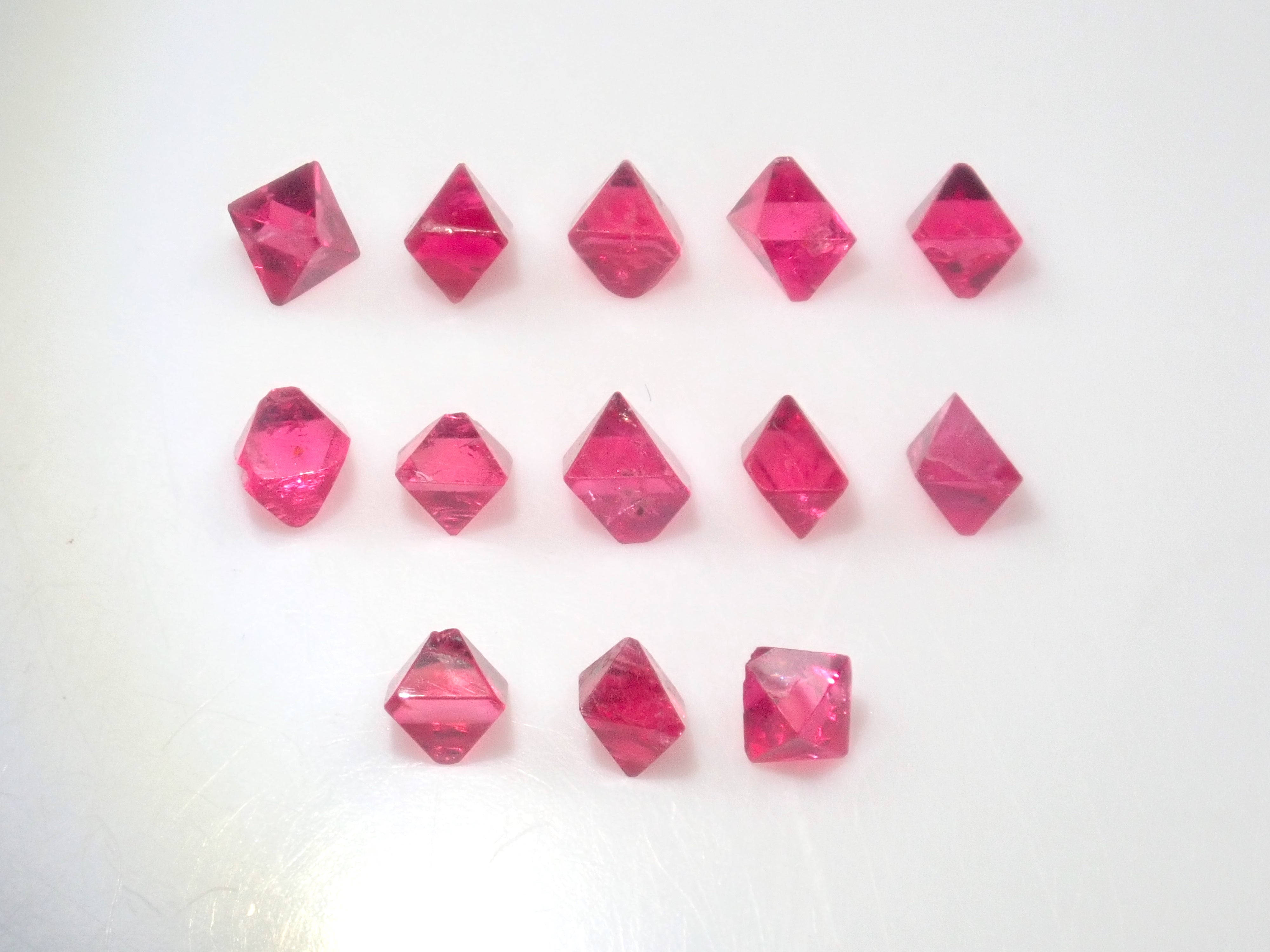 《限定13石》ミャンマー産レッドスピネル原石1石《複数購入割引有》