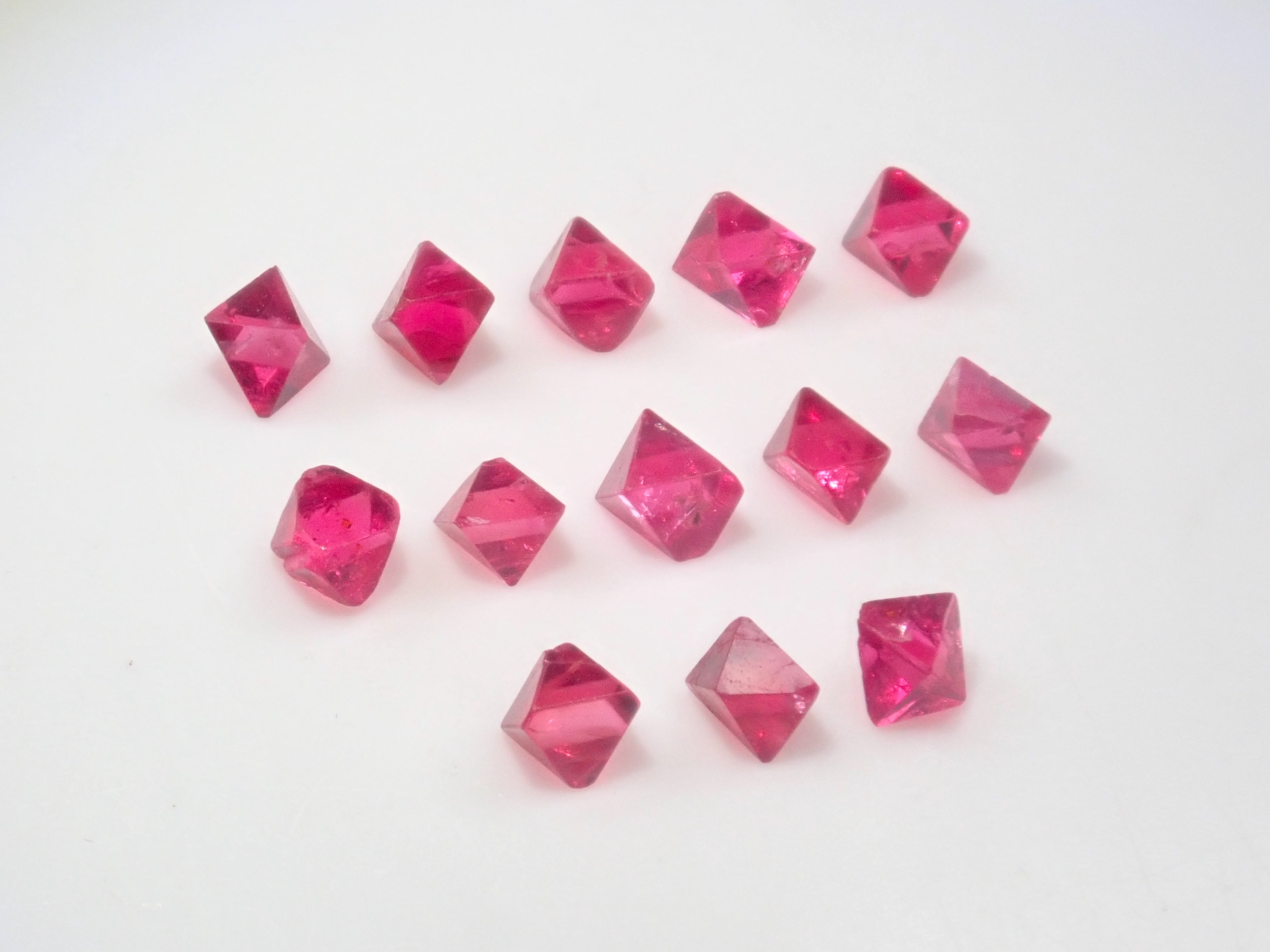 《限定13石》ミャンマー産レッドスピネル原石1石《複数購入割引有》