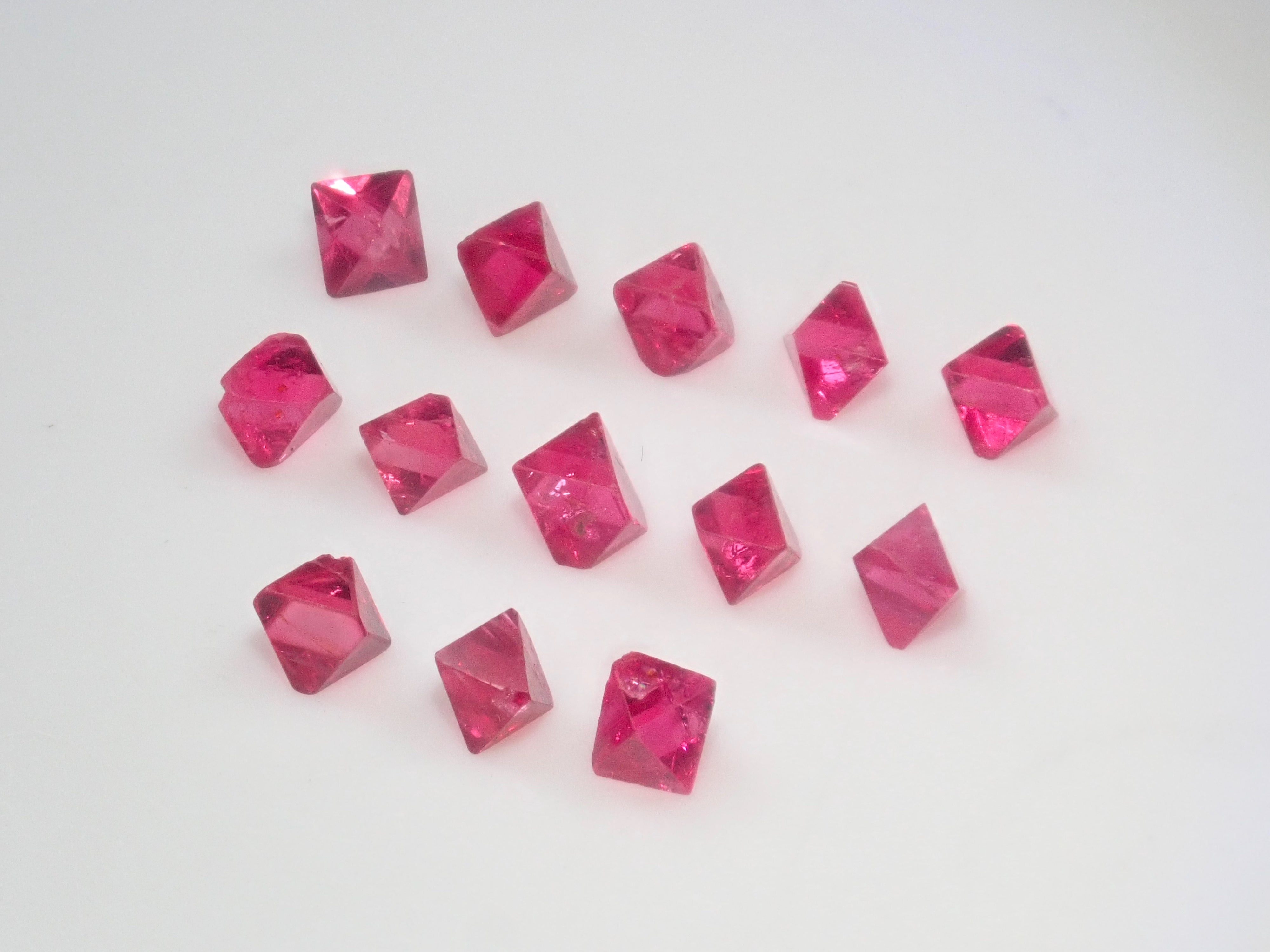 《限定13石》ミャンマー産レッドスピネル原石1石《複数購入割引有》