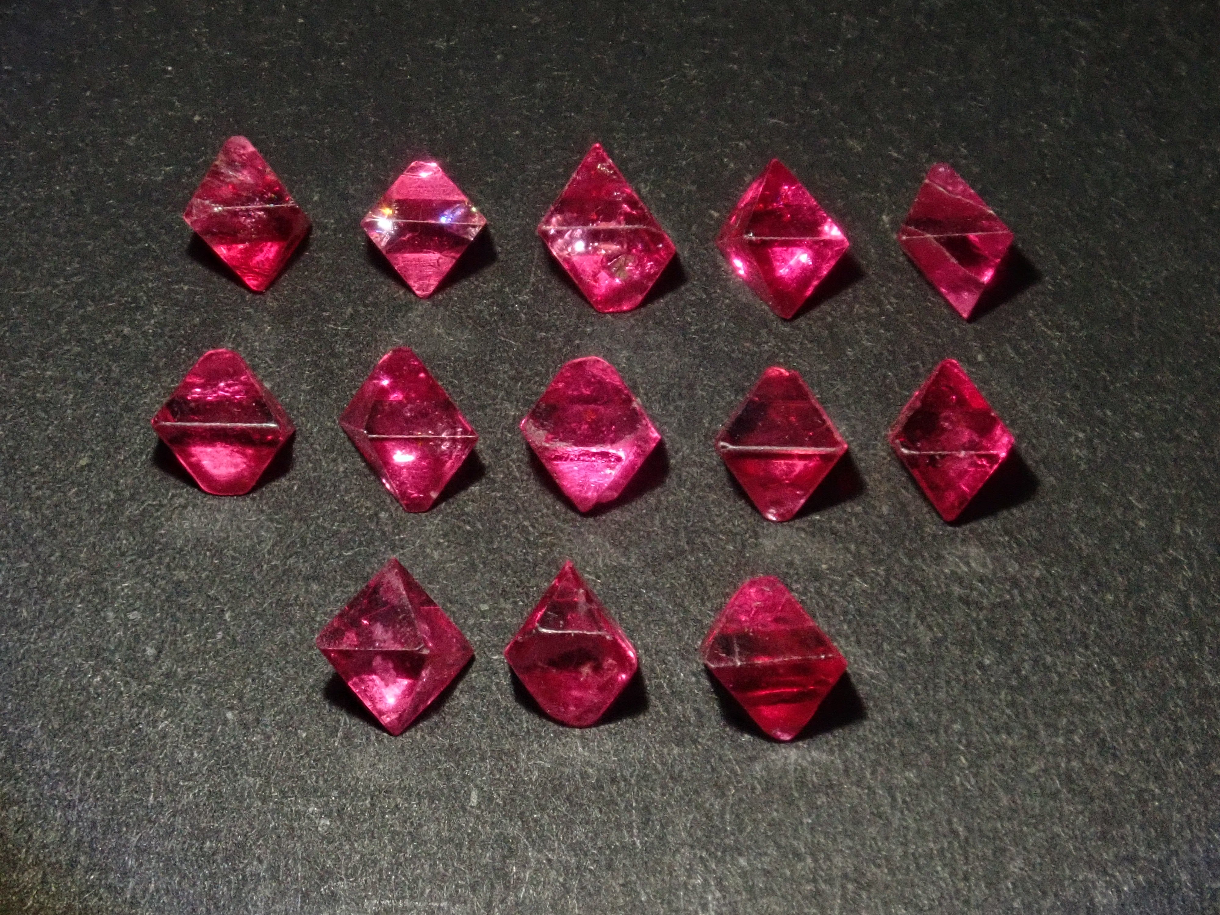 《限定13石》ミャンマー産レッドスピネル原石1石《複数購入割引有》