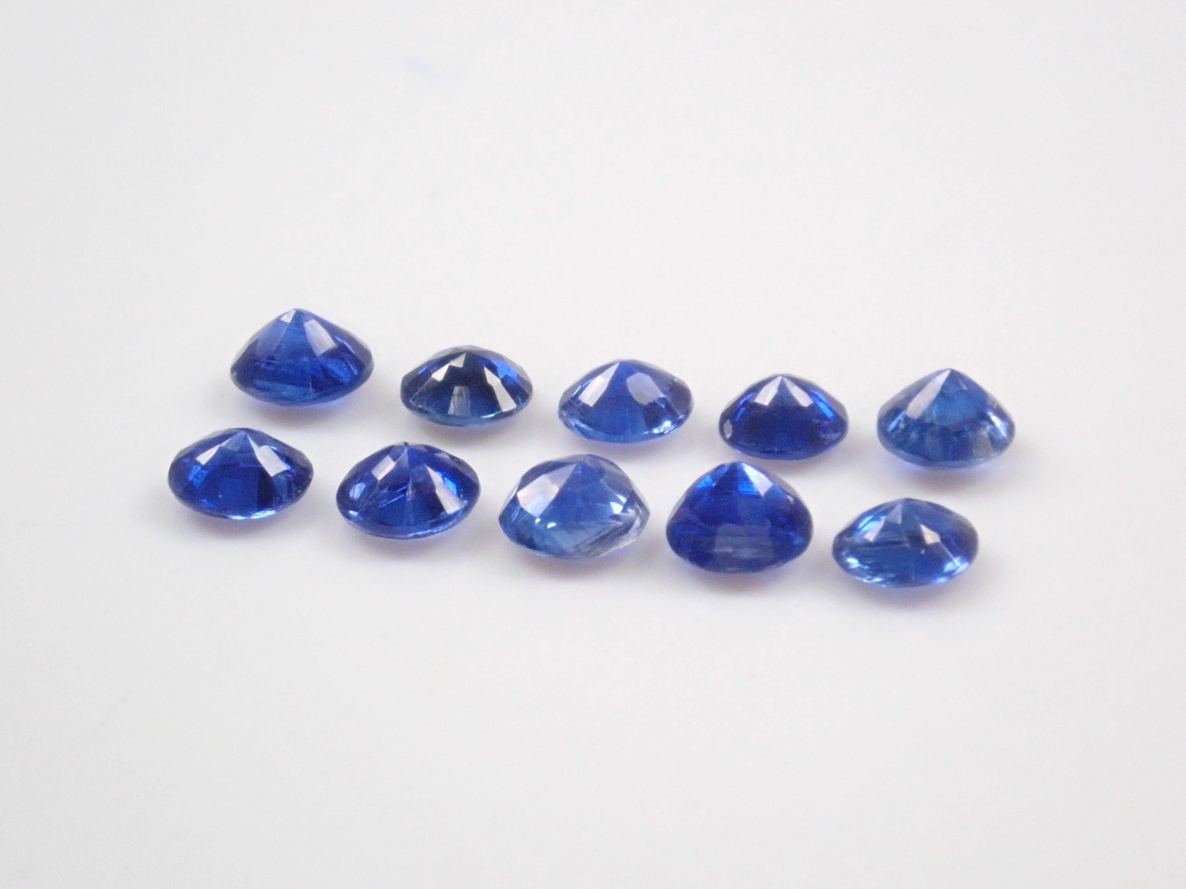 ネパール産カイヤナイト1石ルース(ロイヤルブルーカラー,4mm,ラウンドカット)《複数購入割引有》