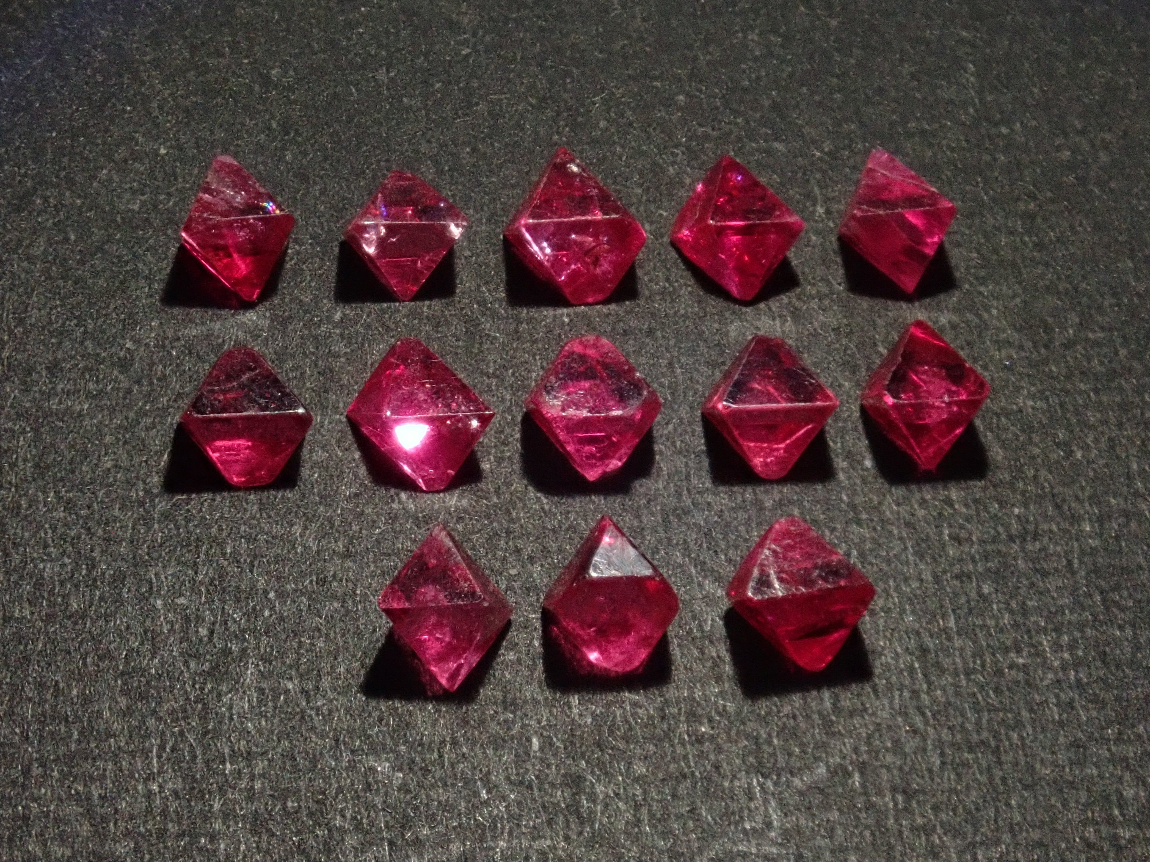 《限定13石》ミャンマー産レッドスピネル原石1石《複数購入割引有》