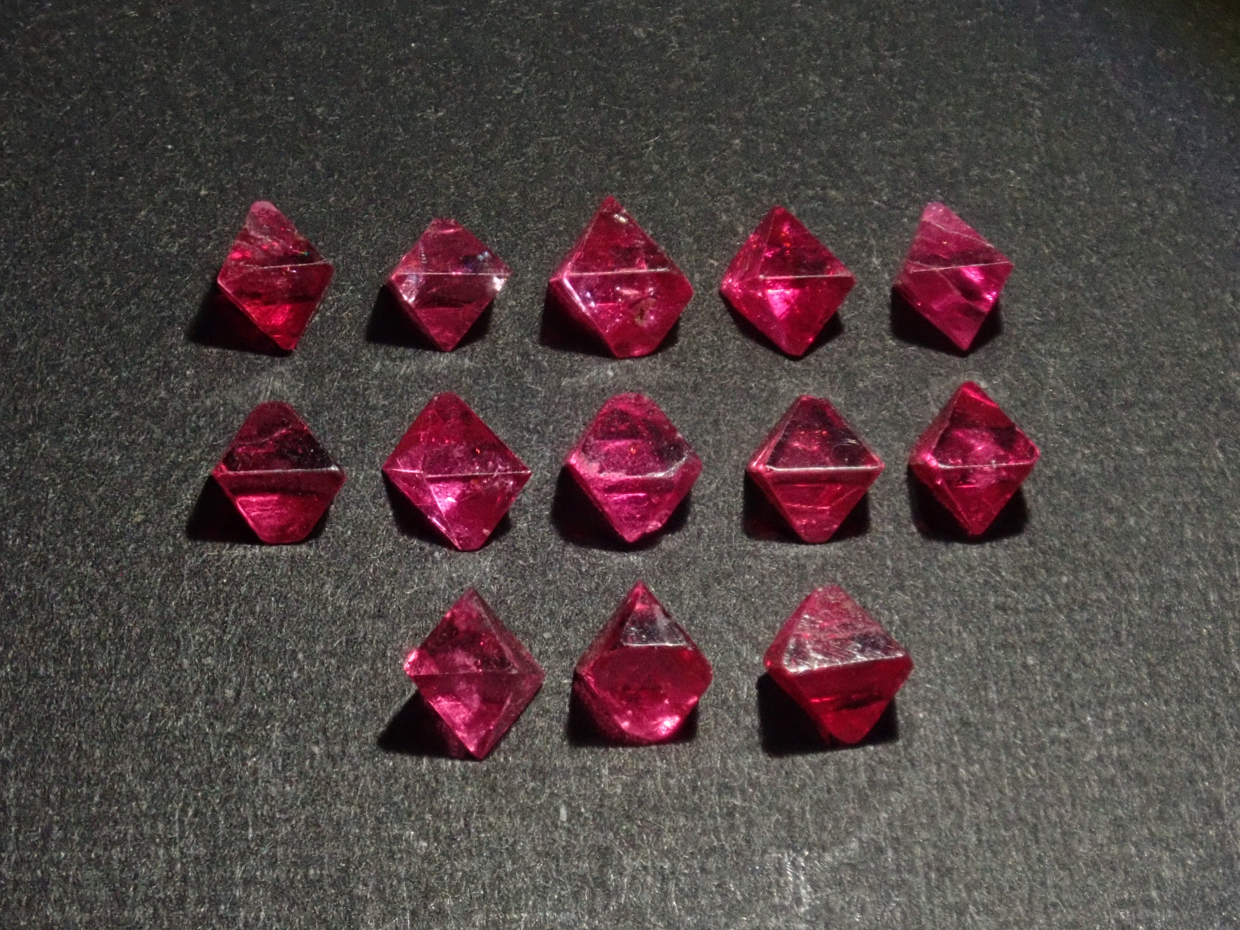 《限定13石》ミャンマー産レッドスピネル原石1石《複数購入割引有》