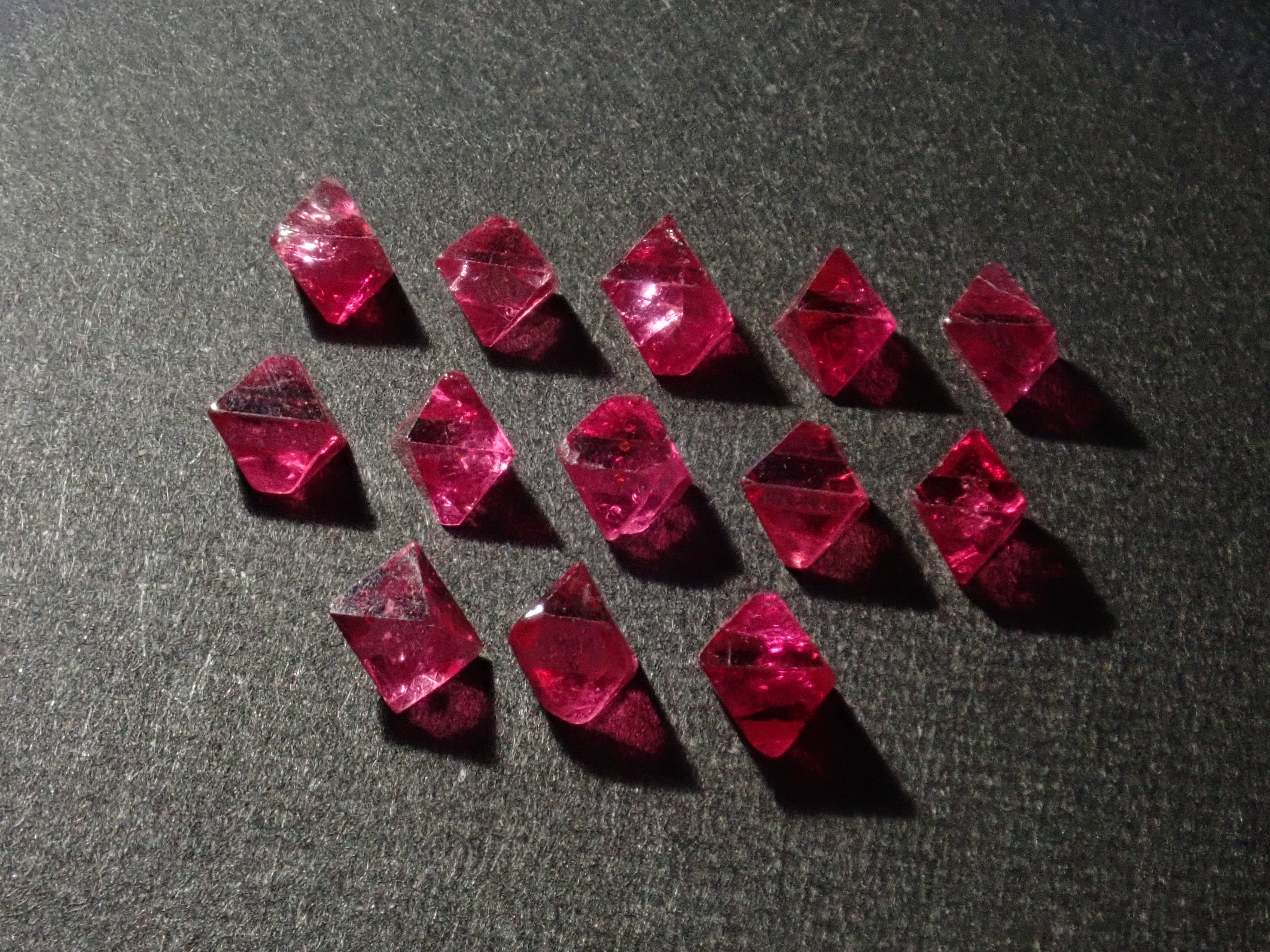 《限定13石》ミャンマー産レッドスピネル原石1石《複数購入割引有》