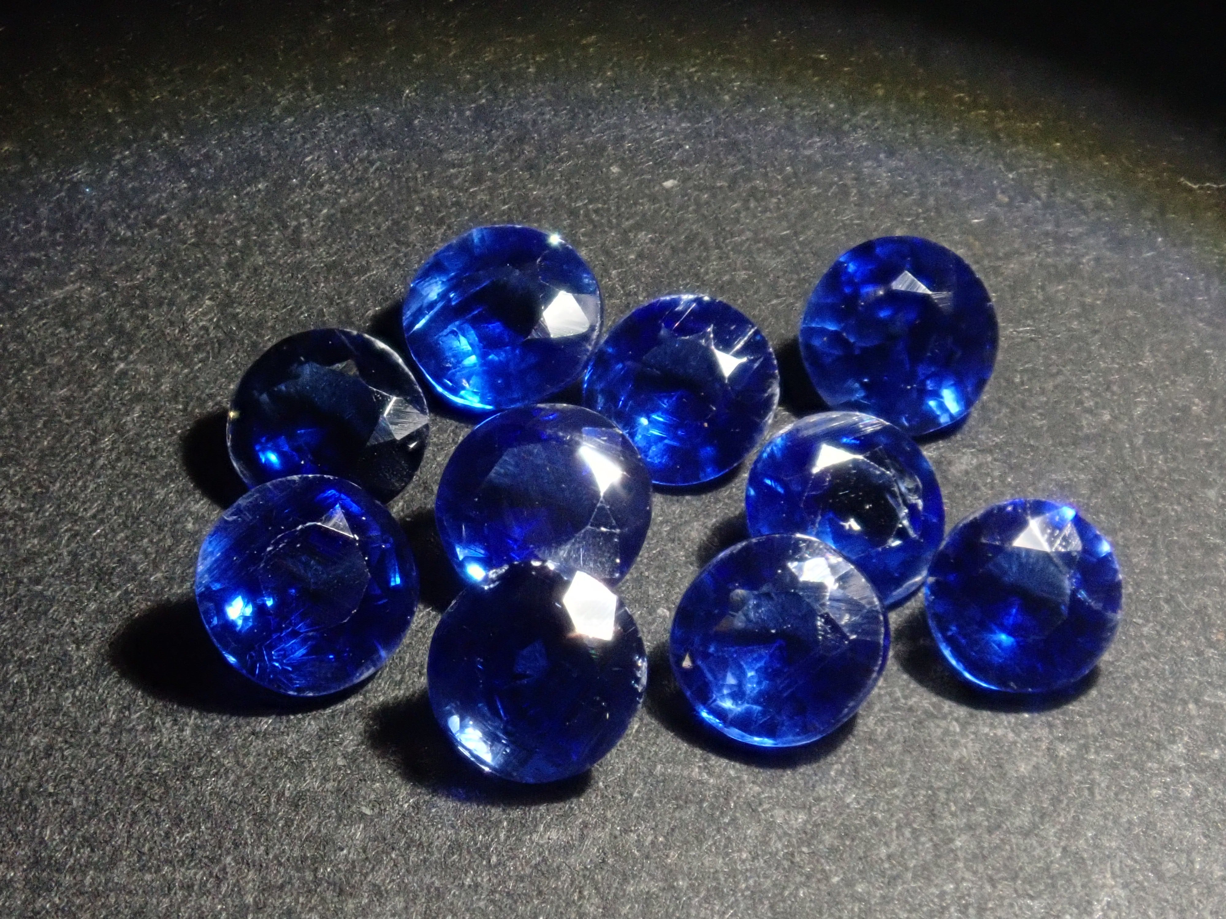 ネパール産カイヤナイト1石ルース(ロイヤルブルーカラー,4mm,ラウンドカット)《複数購入割引有》