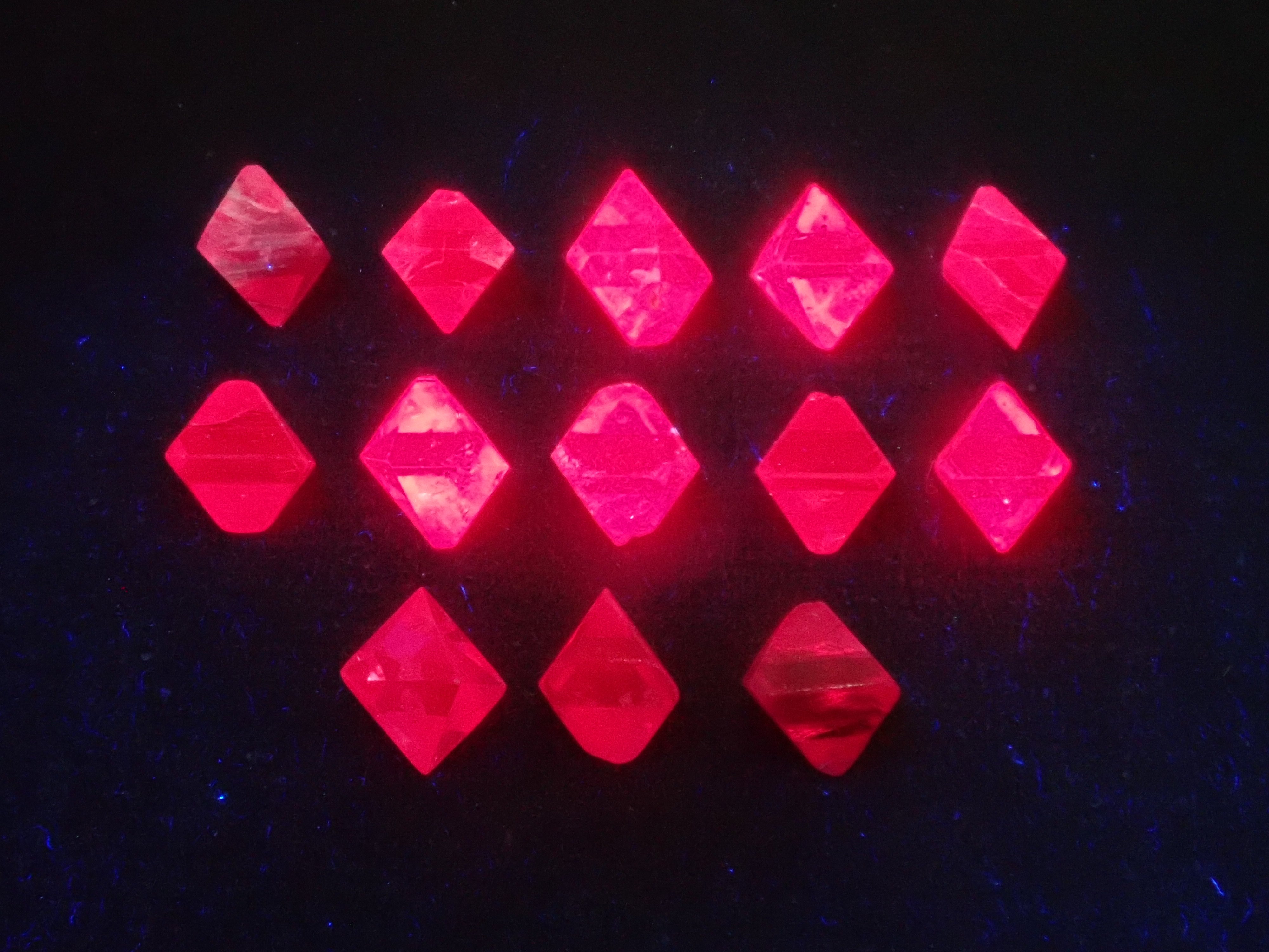 《限定13石》ミャンマー産レッドスピネル原石1石《複数購入割引有》