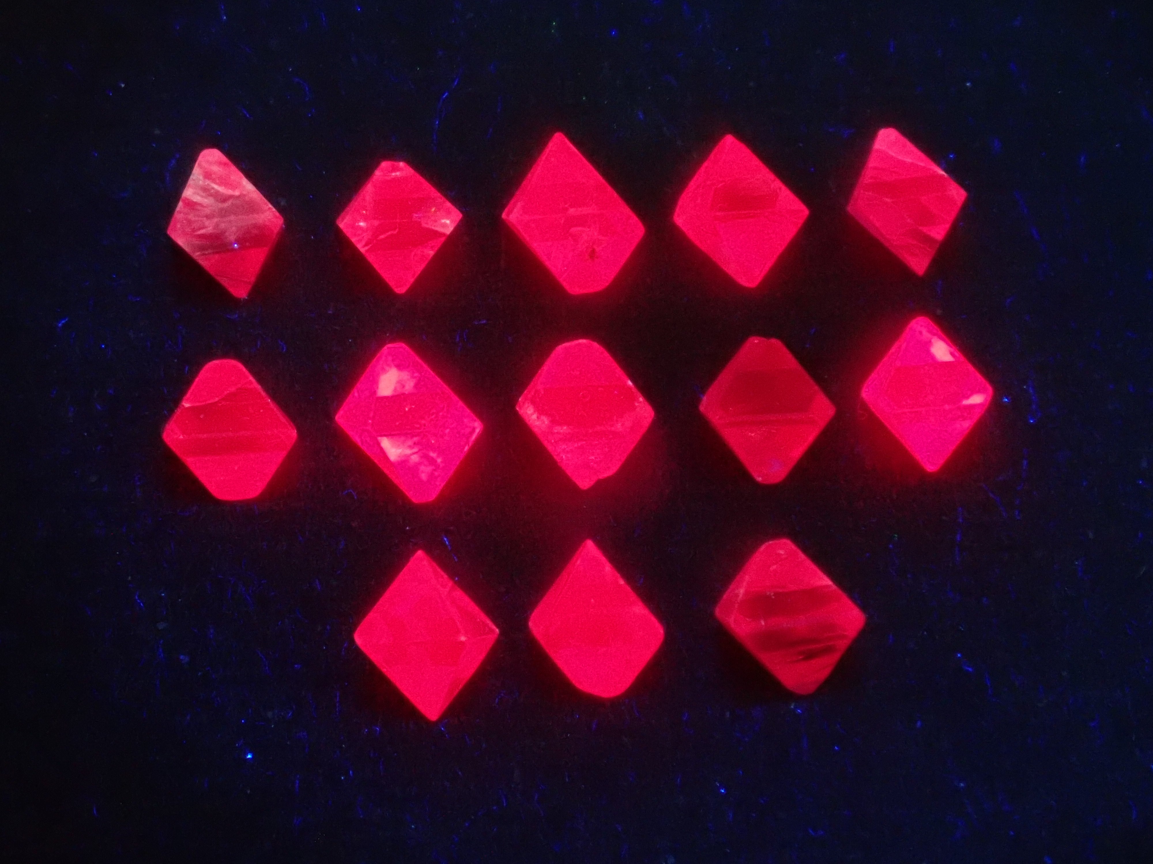 《限定13石》ミャンマー産レッドスピネル原石1石《複数購入割引有》